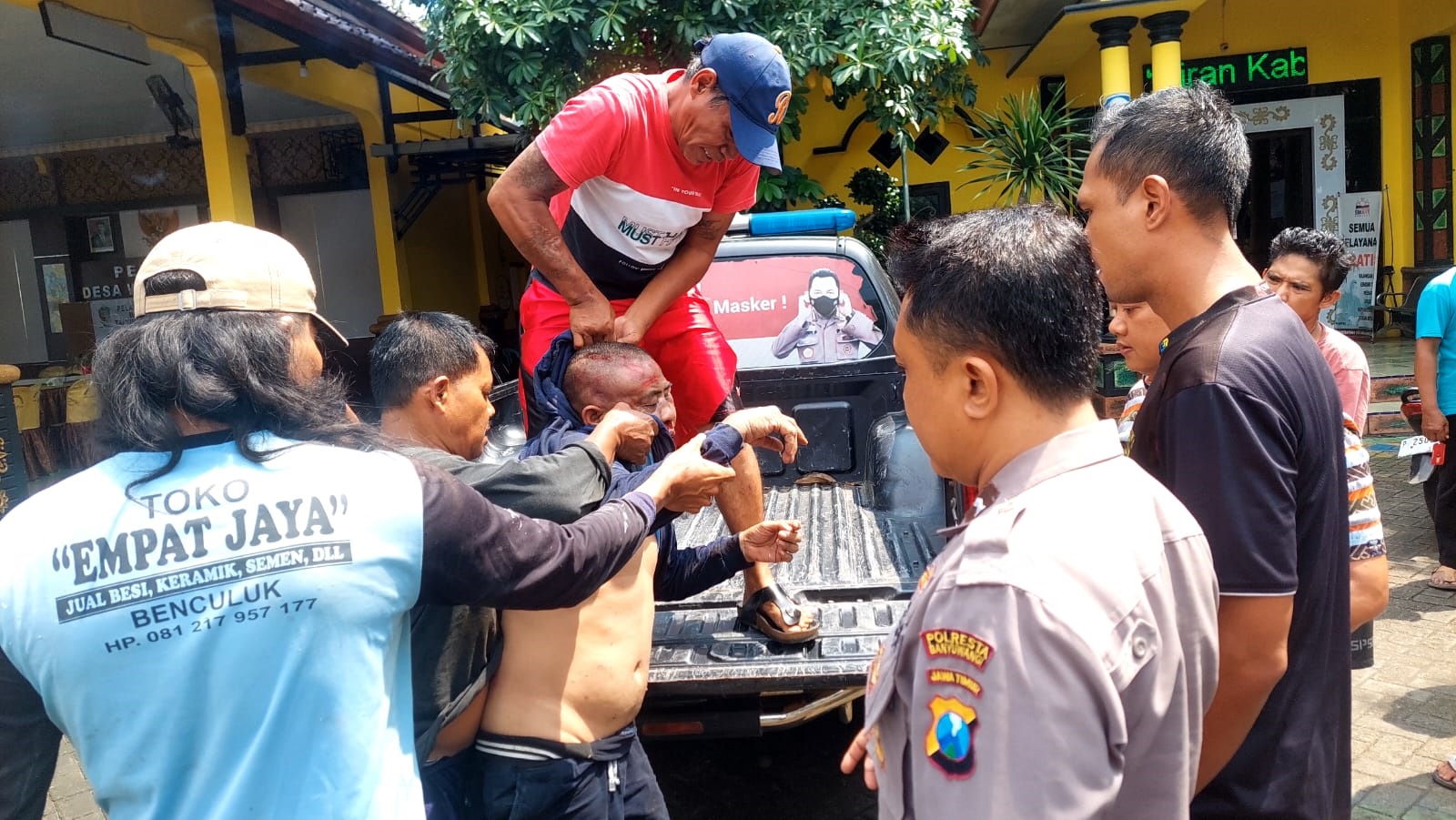 DIAMANKAN: Miswanto yang diduga telah mencuri sepeda motor digiring menuju Polsek Cluring Rabu (6/3).