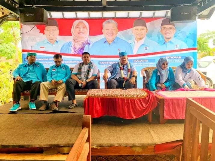 TURUN GUNUNG: Sugiarto mendampingi Wakil Ketua Umum Gelora Indonesia Fahri Hamzah (pakai udeng) di Banyuwangi beberapa waktu lalu.