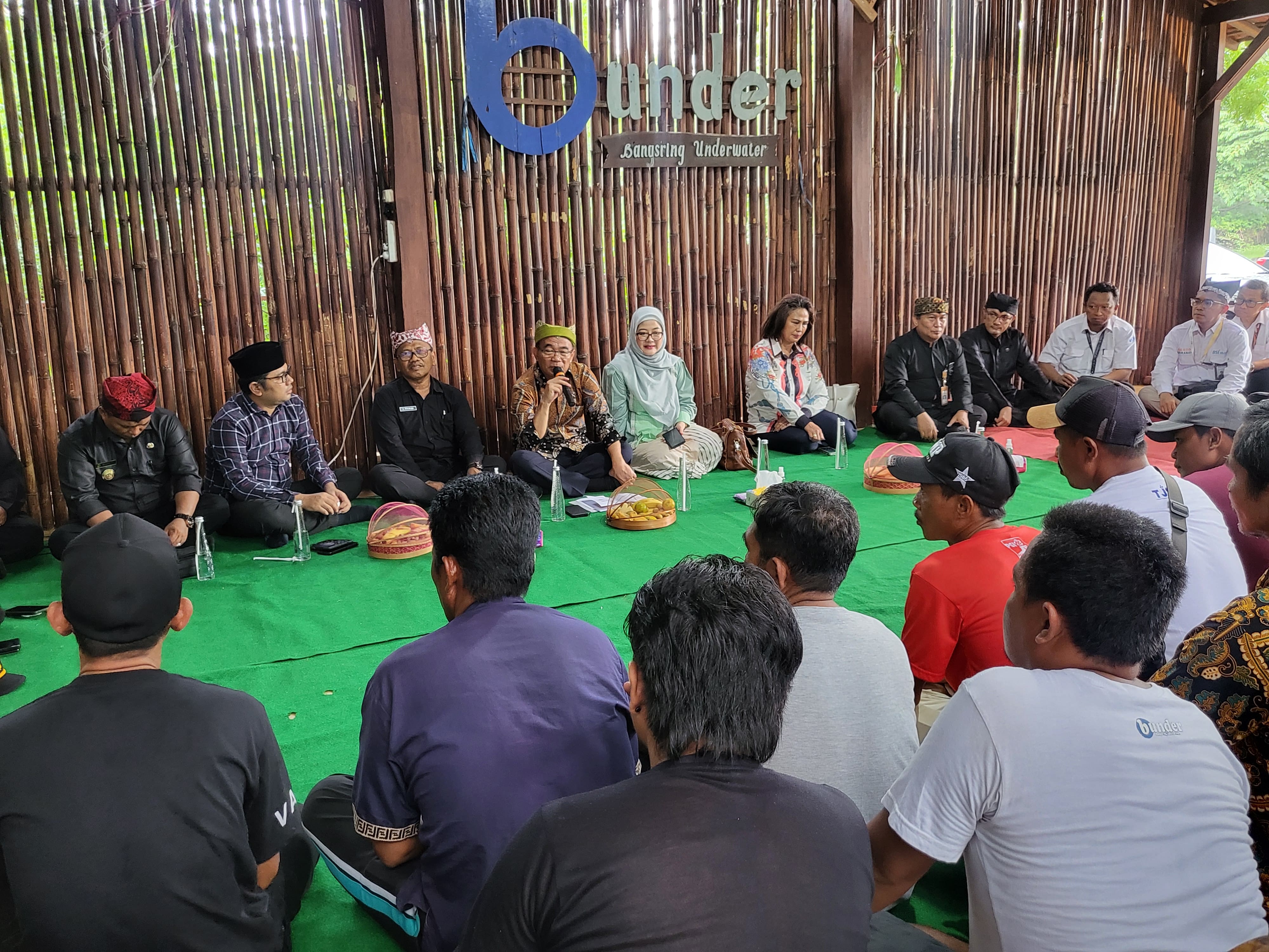 LESEHAN: Menteri Koordinator Bidang Pembangunan Manusia dan Kebudayaan (PMK) Muhadjir Effendy berdialog dengan penyuluh perikanan dan Pokdarwis di Bangring Underwater Kamis (7/3).