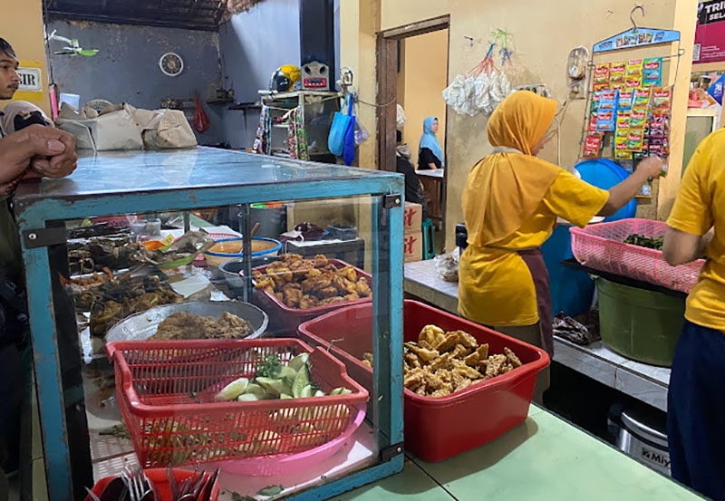 Warung nasi tempong Mbok Nah di Lingkungan Kertosari, Banyuwangi.