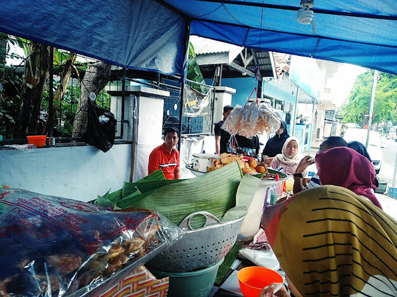 Warung Nasi Tempong Mbok Tik yang beralamat di Jl. MT Haryono, Karangrejo, Banyuwangi