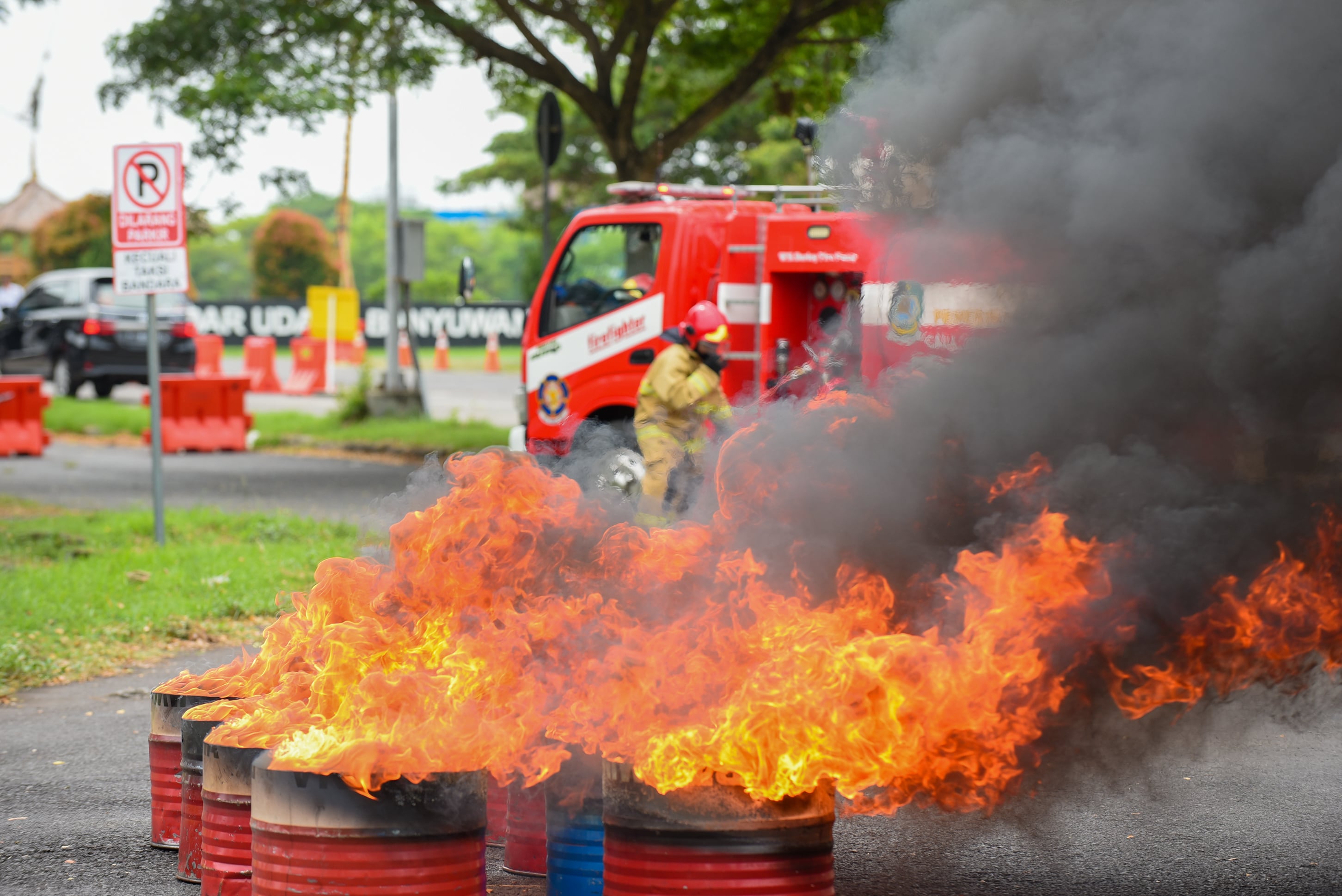 MEMBARA: Petugas Damkarmat memadamkan api dari ledakan bom molotov di terminal internasional Bandara Banyuwangi Rabu (7/3).