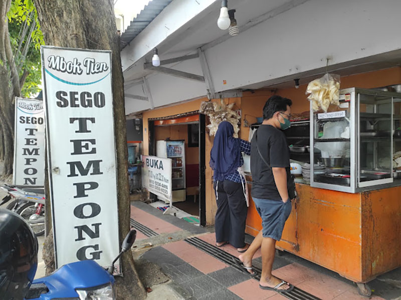 Sego Tempong Mbak Tien di Jl. Moh. Husni Thamrin No. 85, Pengantigan, Banyuwangi.