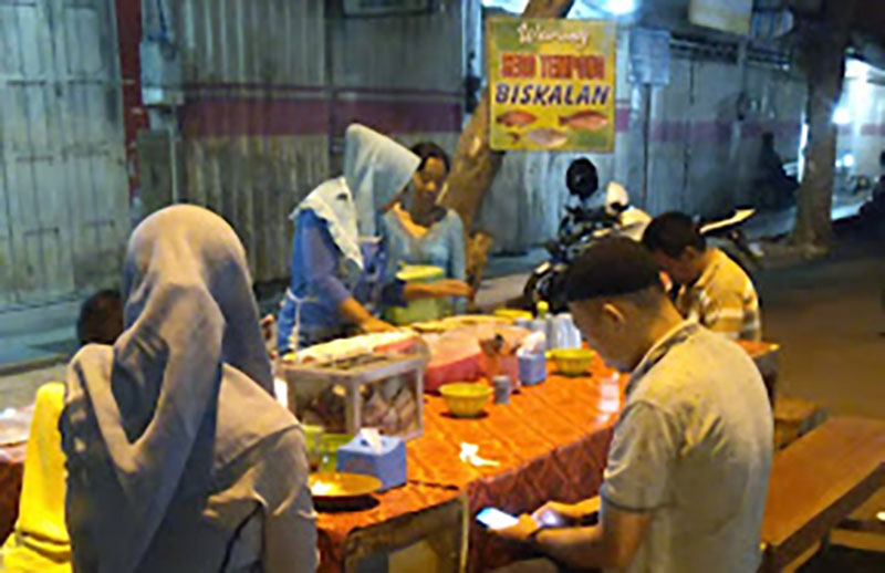 Sego Tempong Biskalan Bu Kom di Jl. Susuit Tubun, Kepatihan, Banyuwangi.