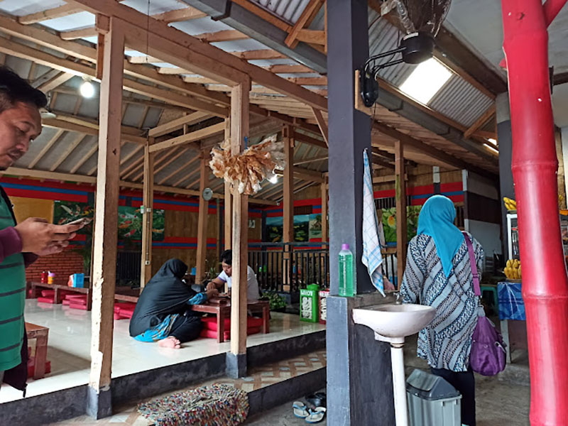 Suasana warung sego tempong Mbok Wah Bakungan, Glagah, Banyuwangi.