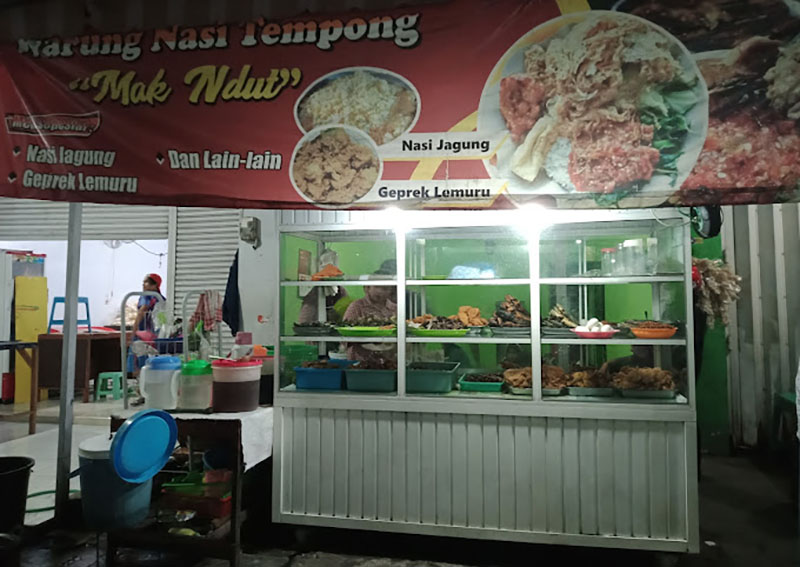 Suasana warung nasi tempong Mak Ndut, Kertosari, Banyuwangi