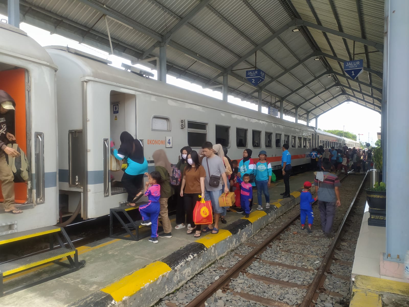 TEMPUH JARAK 312 KM: Penumpang kereta api  dari Stasiun Ketapang relasi Stasiun Surabaya Pasar Turi menggunakan KA Mutiara Timur  akan dioperasikan lagi. Keberangkatan dari Stasiun Ketapang dijadwalka
