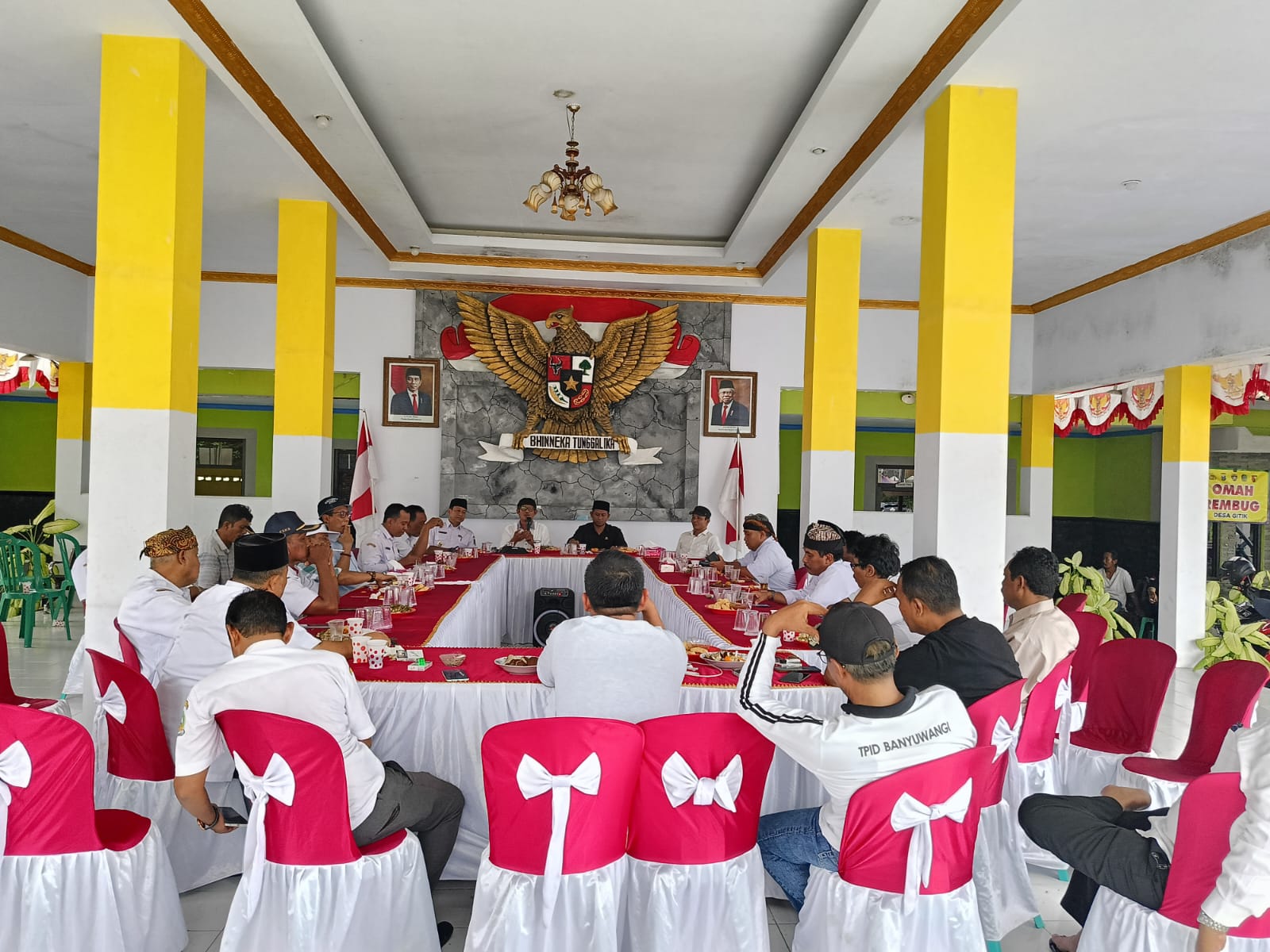 KOMPAK: Pengurus Asosiasi Kepala Desa (Askab) Banyuwangi menggelar rapat pembentukan panitia muskab di Balai Desa Gitik, Kecamatan Rogojampi, Rabu (6/3).