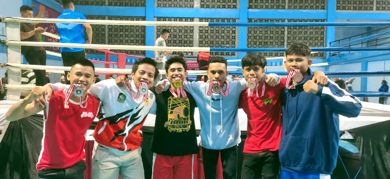 PRESTASI: Lima atlet tinju asal Banyuwangi menggigit medali yang mereka raih di Kejuaraan Surabaya Boxing Open Competition (SBOC) 2024.