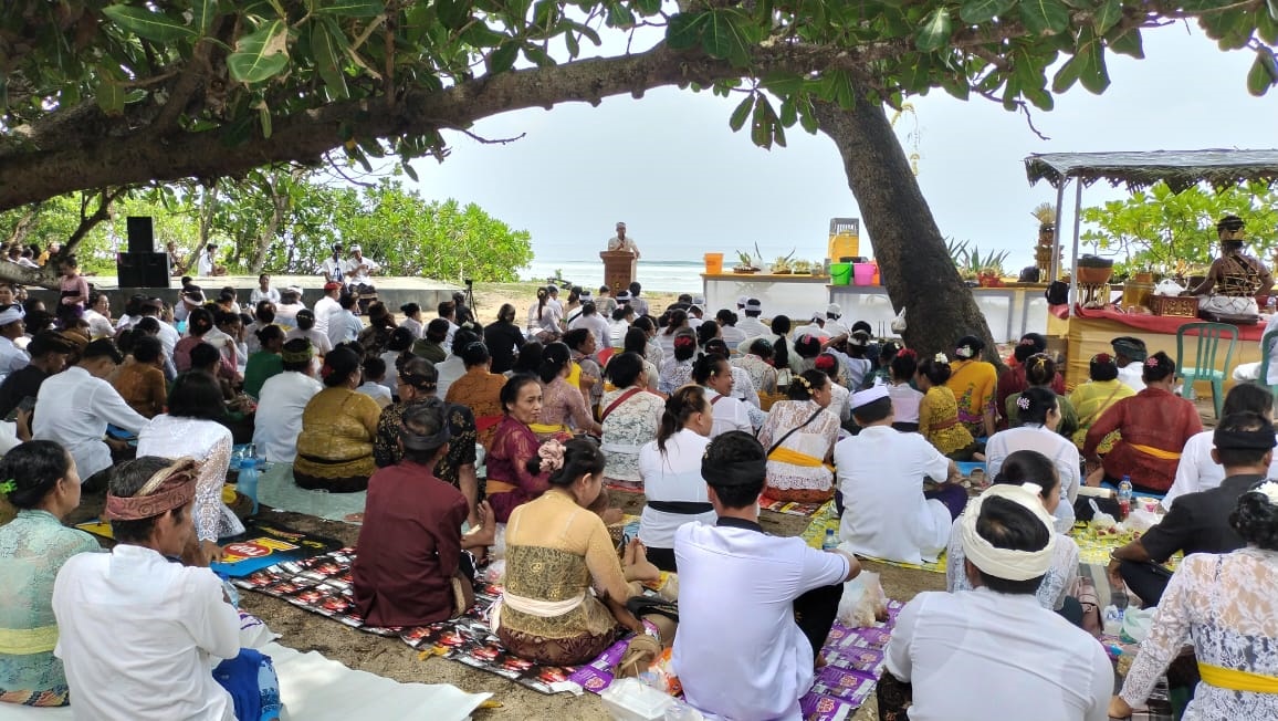 KHIDMAT: Umat Hindu Banyuwangi menggelar upacara Melasti di Pantai Trianggulasi Kawasan Taman Nasional Alas Purwo