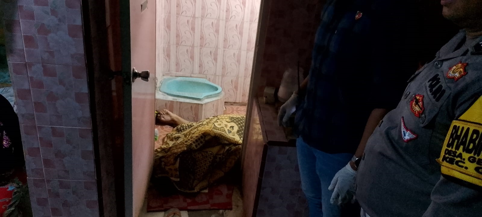 PEMERIKSAAN: Jenazah Tumini yang dibawa ke kamar mayat RSUD Genteng diperiksa oleh petugas medis pada Rabu (6/3) malam.