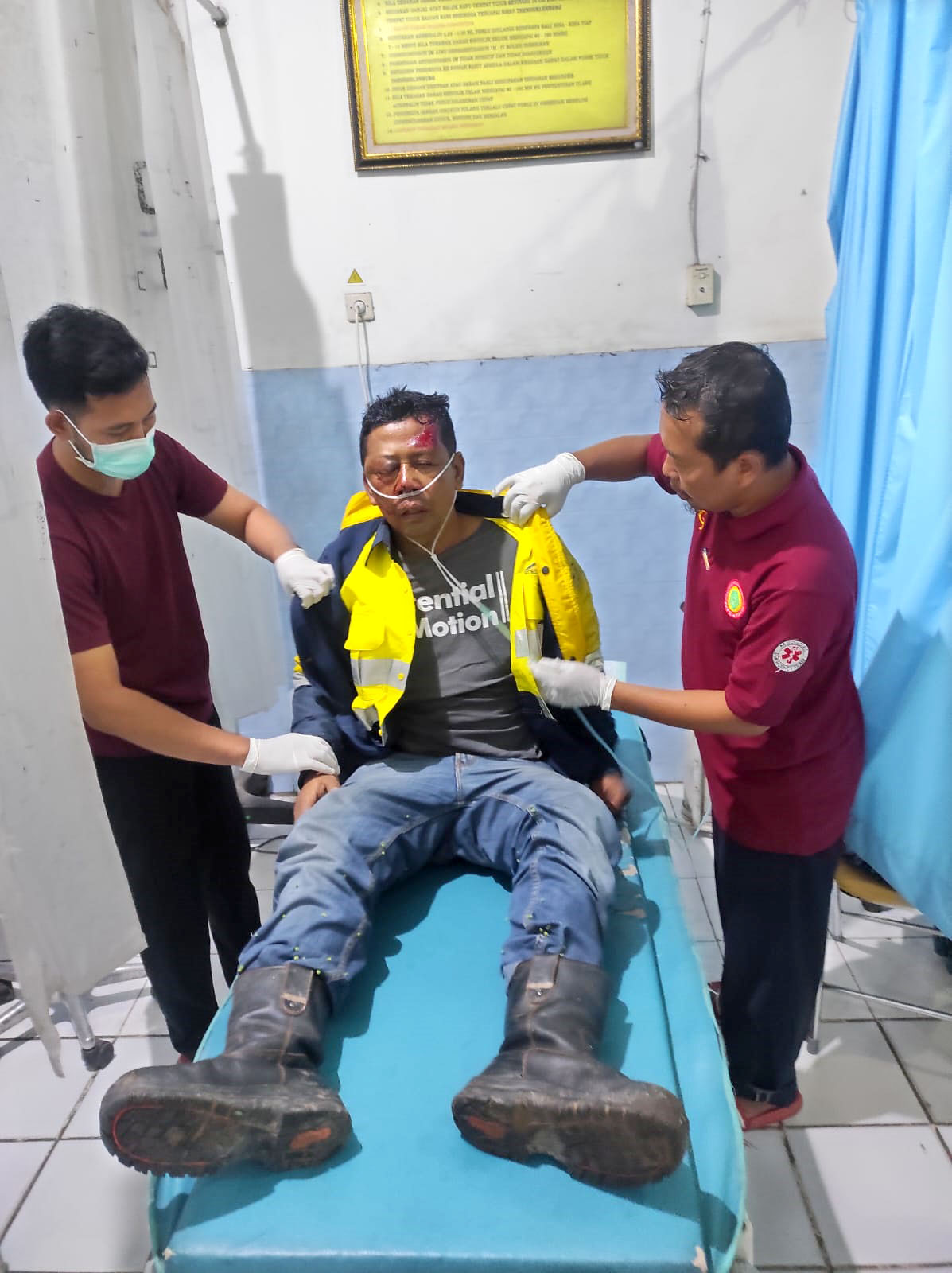 PASCA KECELAKAAN: Eko Mulyono dengan luka di bagian wajah dan kepala menjalani pemeriksaan di RS Graha Medika Gambiran pada Rabu (6/3) petang.