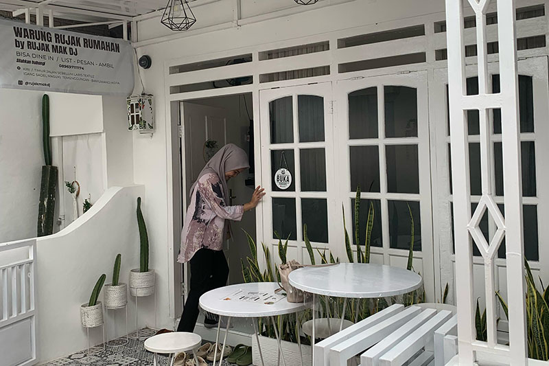 Warung rujak rumahan Mak DJ tampak rapi, nyaman, dan bersih.