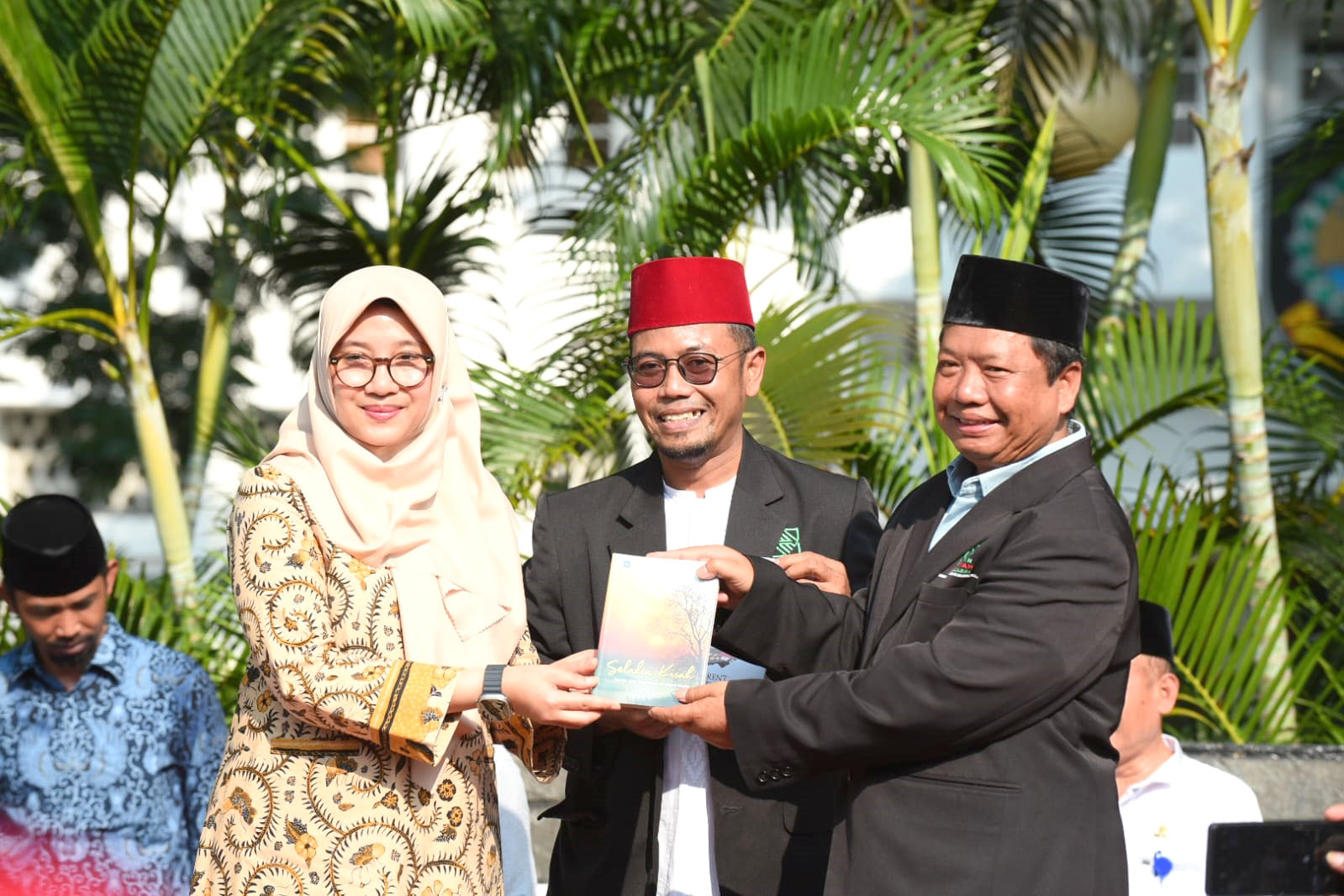 SIMBOLIS: Bupati Ipuk Fiestiandani  menerima   Buku kumpulan cerpen &rdquo;Selaksa Rasa&rdquo; karya Komunitas Literasi Al Uswah dari Ketua Yayasan Al Uswah Karyono (kanan) didampingi Sekretaris H Dhany Eko April
