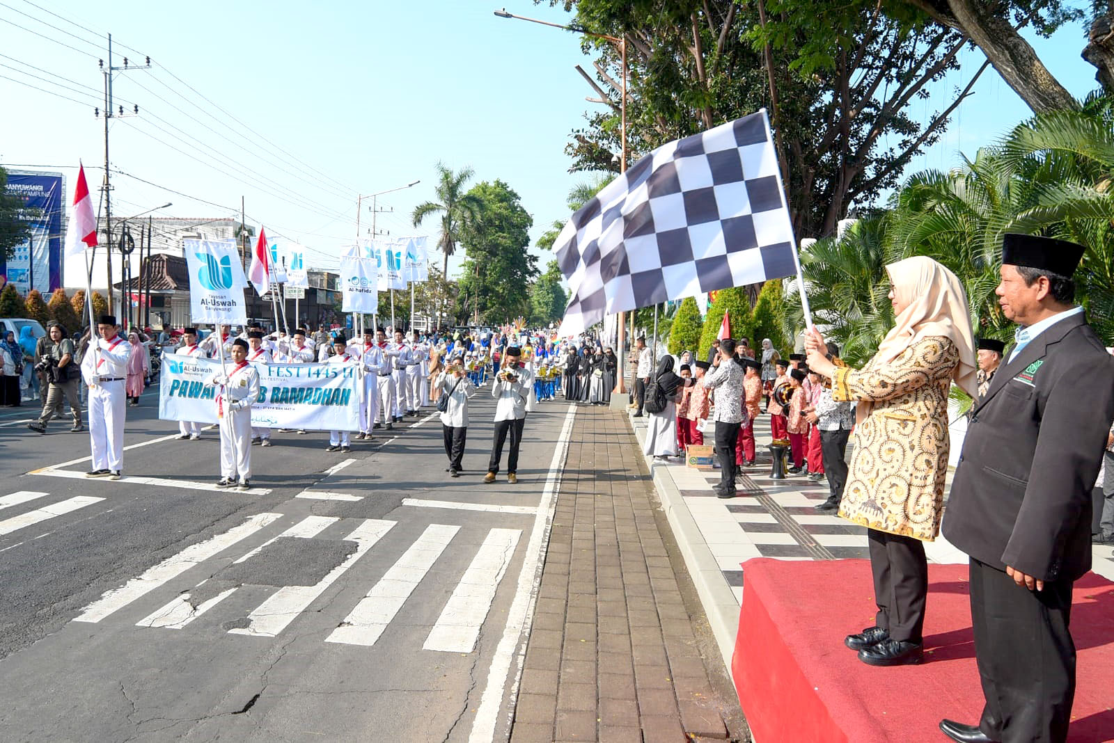 Bupati Ipuk Fiestiandani mengibarkan bendera start Pawai Tarhib Ramadan di depan kantor Pemkab Banyuwangi Jumat (8/3).