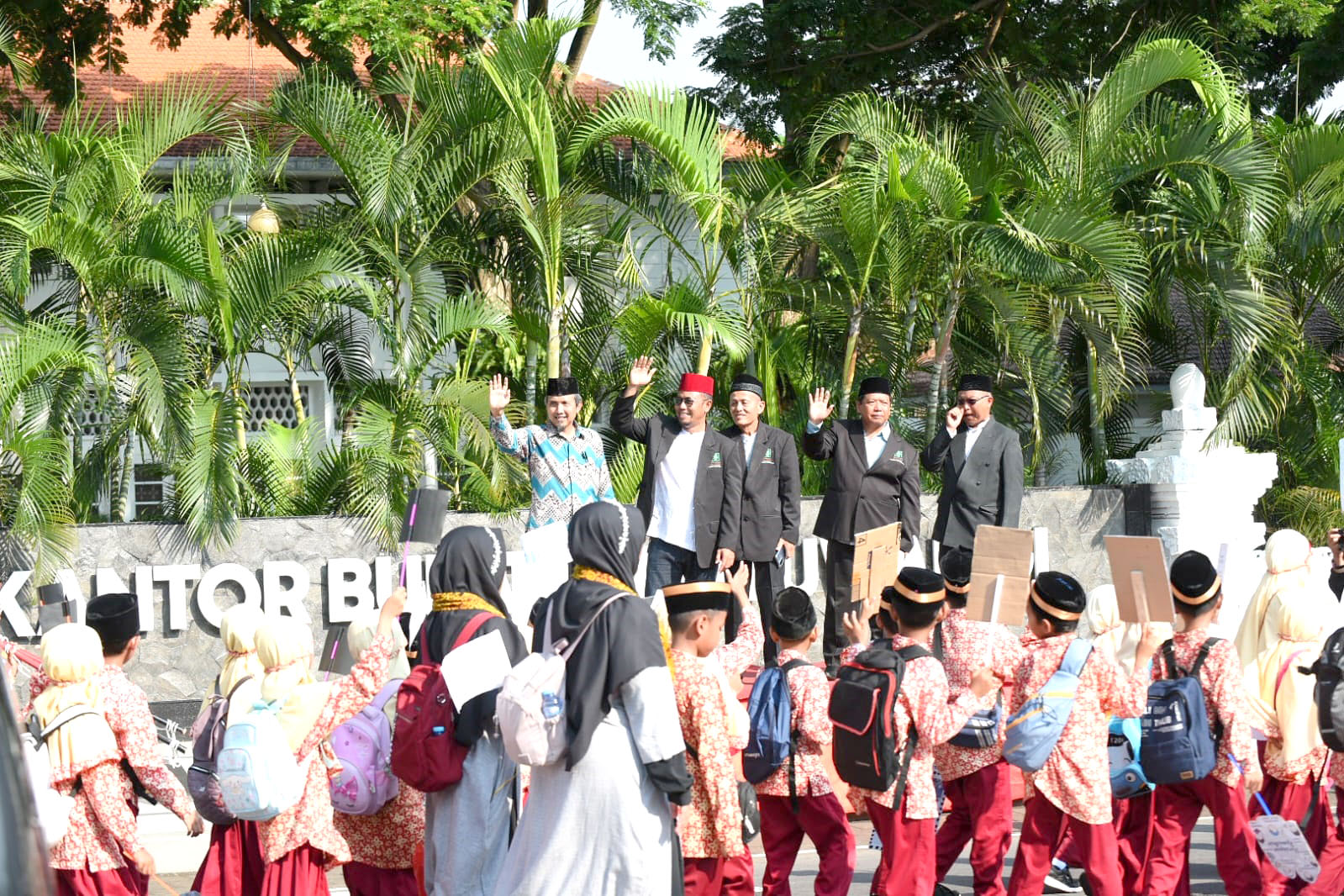 LAMBAIAN TANGAN: Jajaran Pengurus Yayasan Al Uswah Banyuwangi memberi semangat ribuan peserta Pawai Tarhib Ramadan.