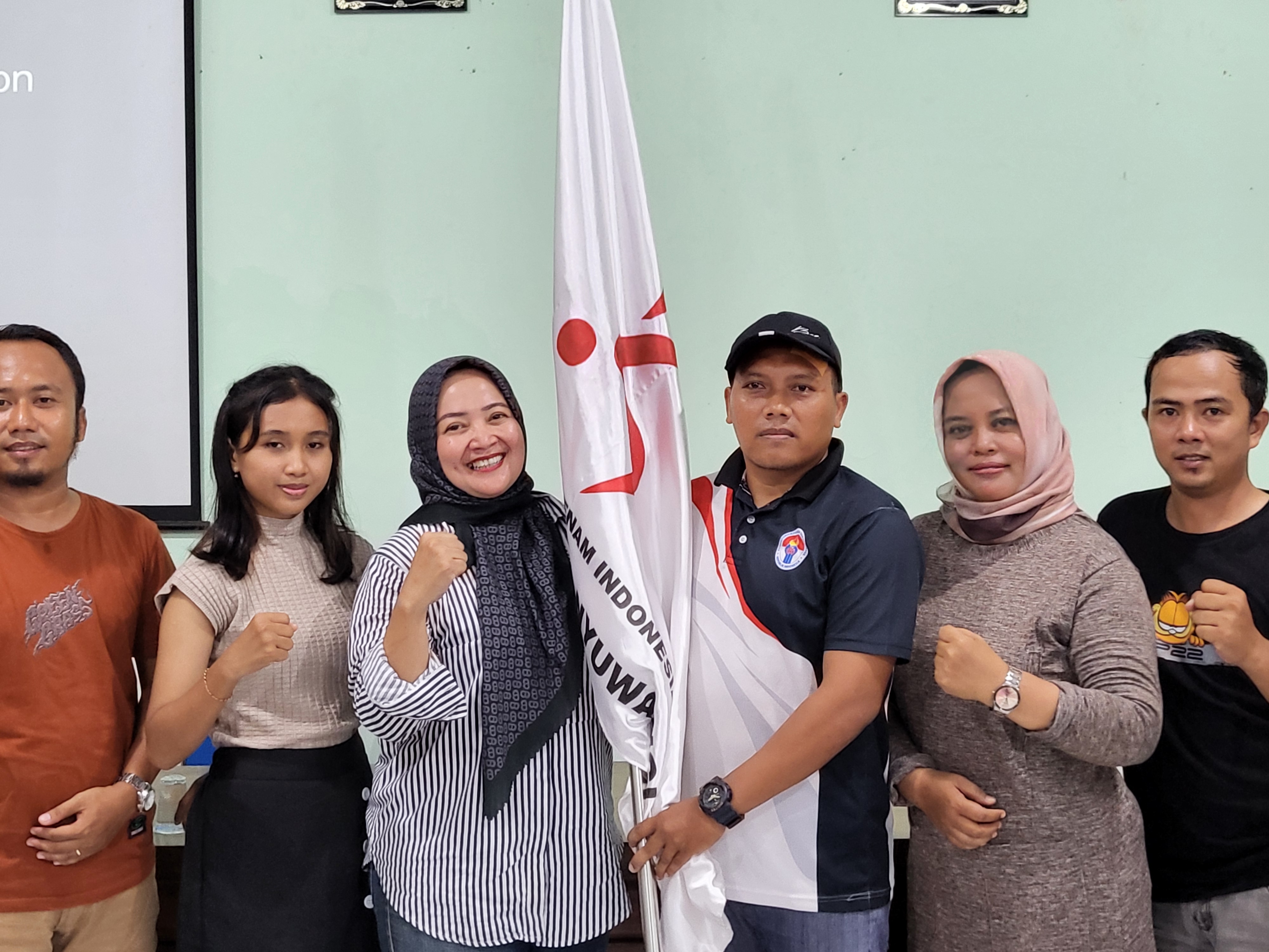 GANTI PENGURUS: Nur Effendi (pakai topi) terpilih sebagai Ketua Persani dalam muskablub di kantor KONI Banyuwangi Jumat (8/3)