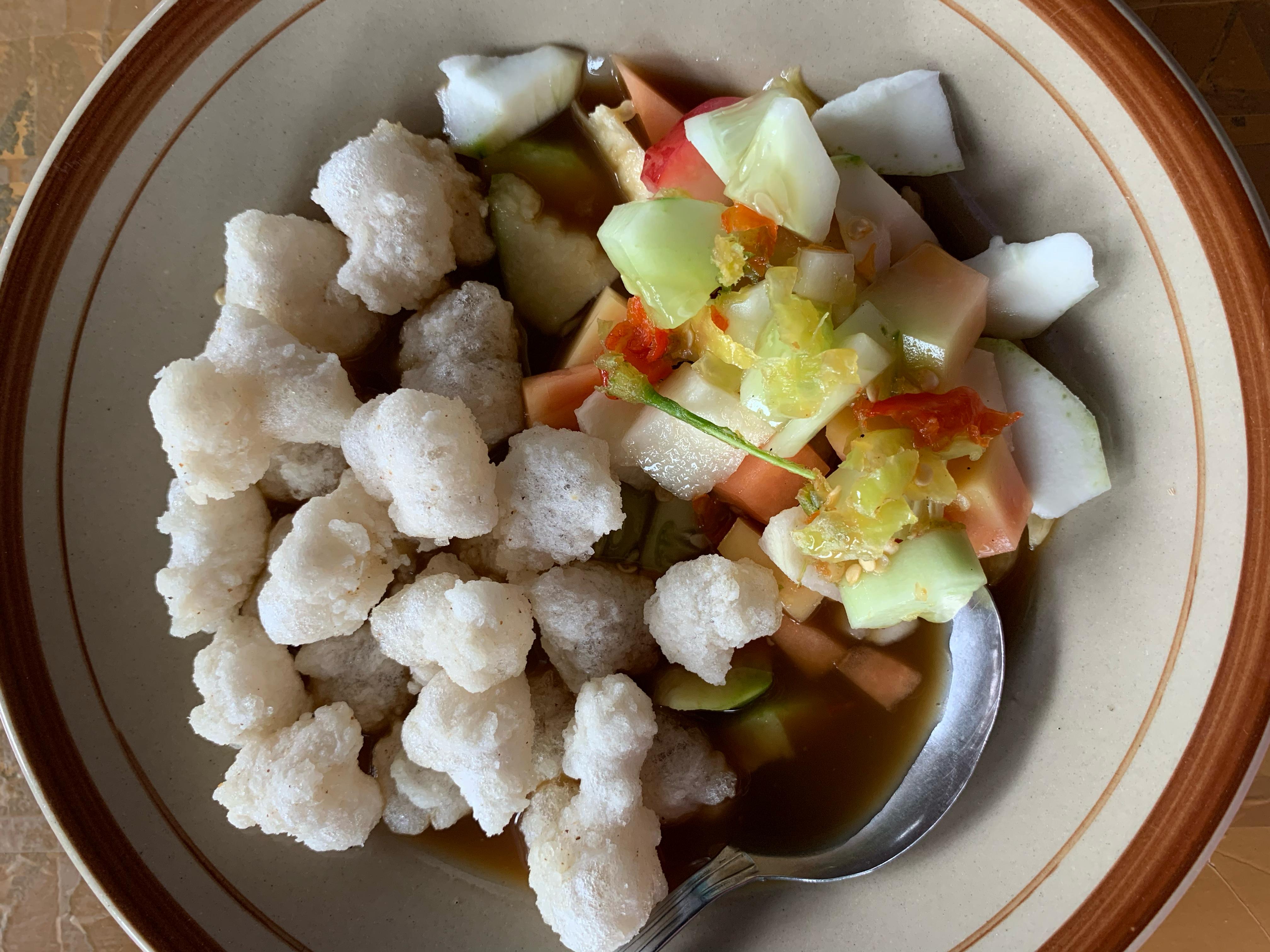 Rujak cireng buah menjadi menu favorit yang paling laris di Kampung Mandar Banyuwangi.