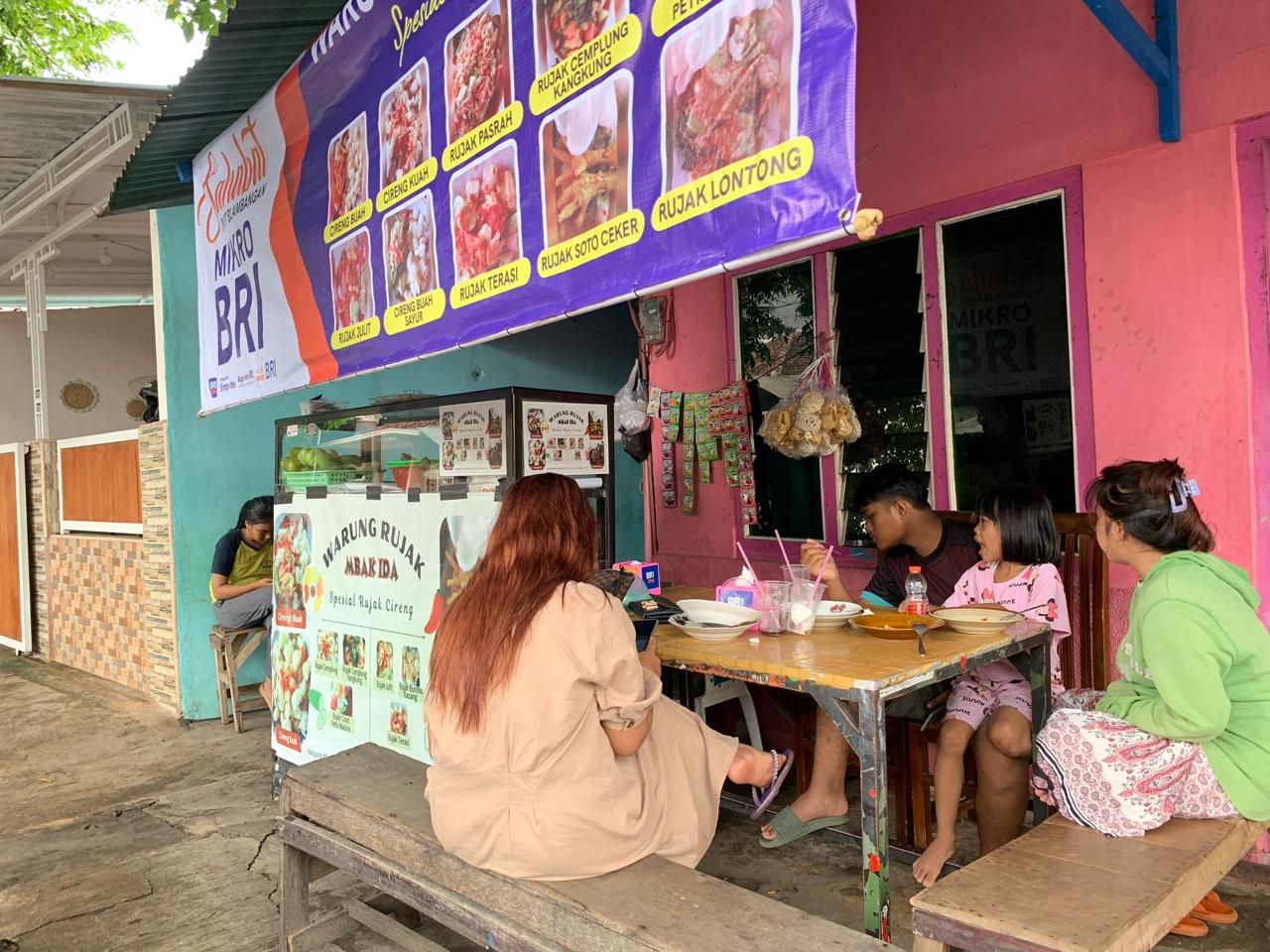 Warung rujak Mbak Ida tampak ramai dikunjungi pelanggannya.