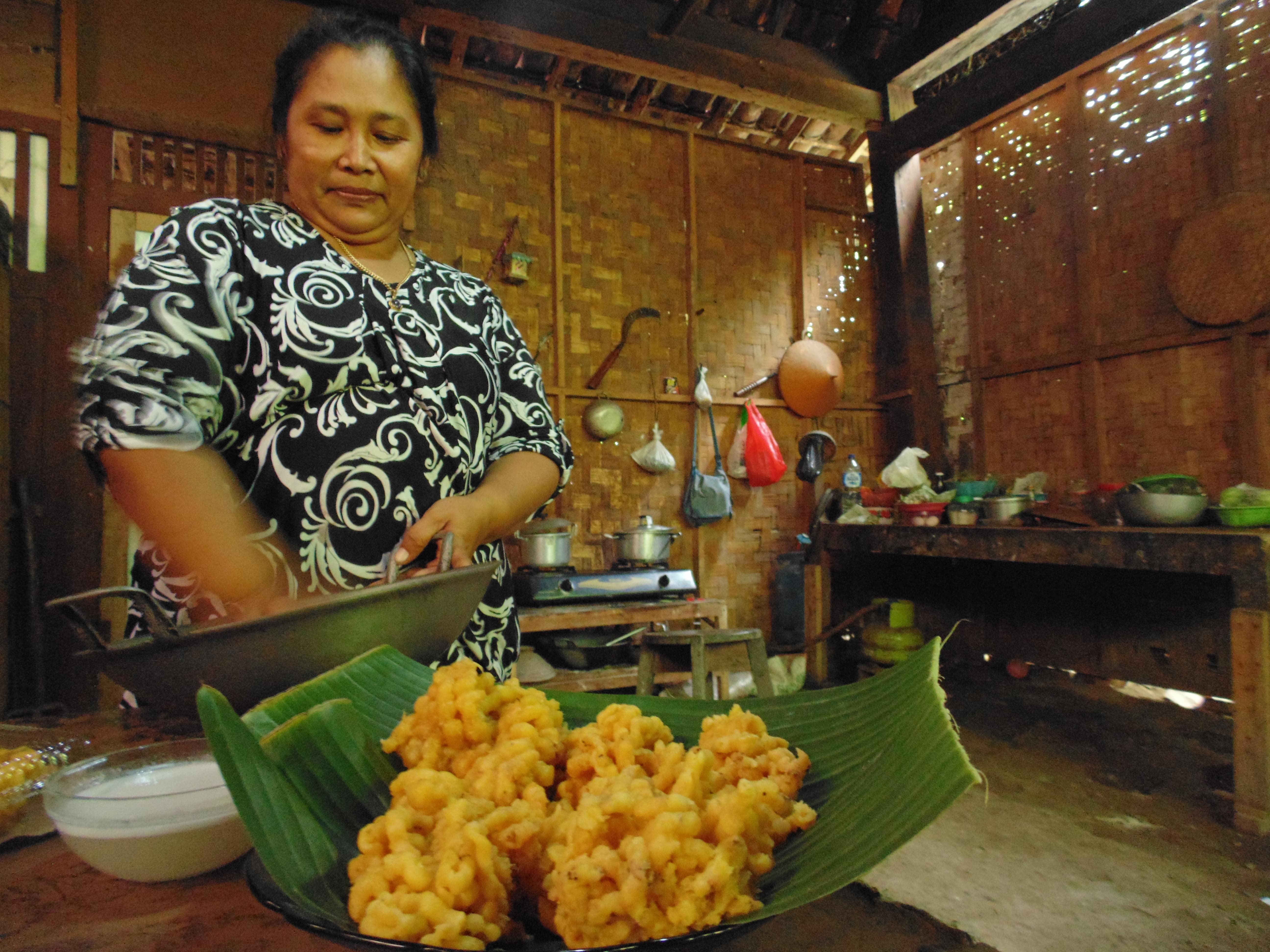 SUMBER ENERGI: Warga membuat menu precet gedang di Desa Kemiren, Kecamatan Glagah, Banyuwangi.