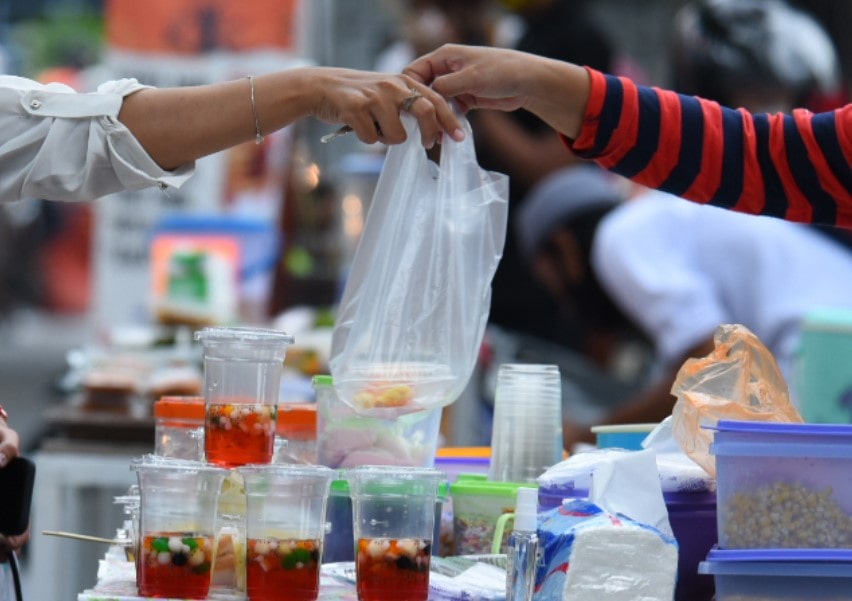 BERBAGI: Memberikan makanan atau minuman di tepi jalan, sudah menjadi kebiasaan warga Banyuwangi menjelang berbuka puasa.