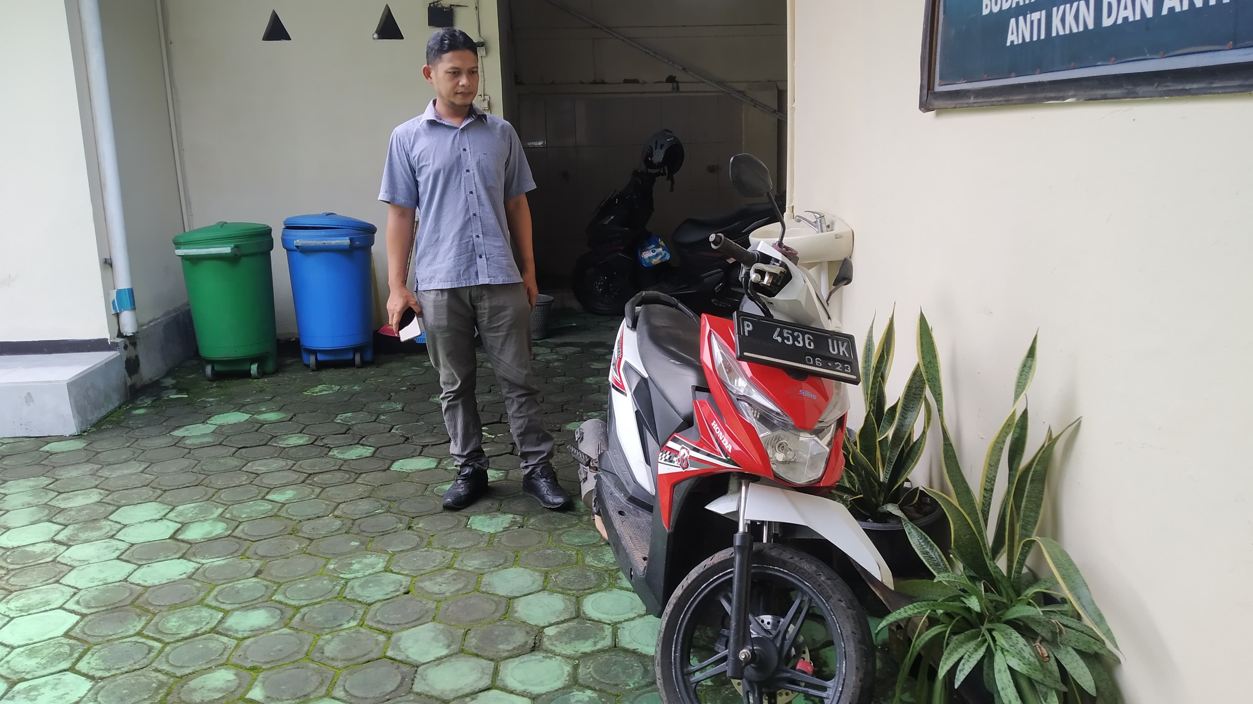 SARANA MENCURI: Motor Honda Beat warna merah dengan nomor polisi P 4536 UK milik tersangka diamankan di Mapolsek Sempu Jumat(8/3).