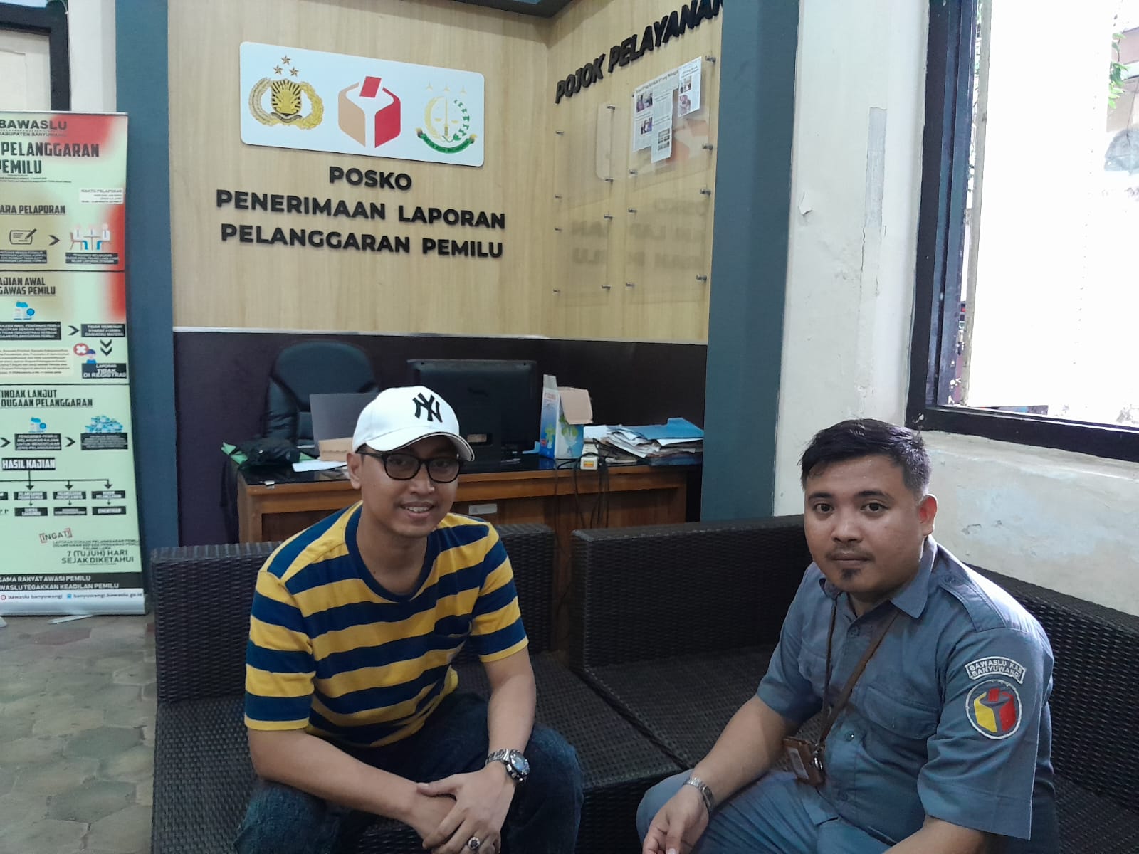 DIMINTAI KLARIFIKASI: Tim hukum Marcelinus Florianus Gadi Gaa, Mohammad Habli, (kiri) mendatangi kantor Bawaslu Banyuwangi Jumat (8/3).