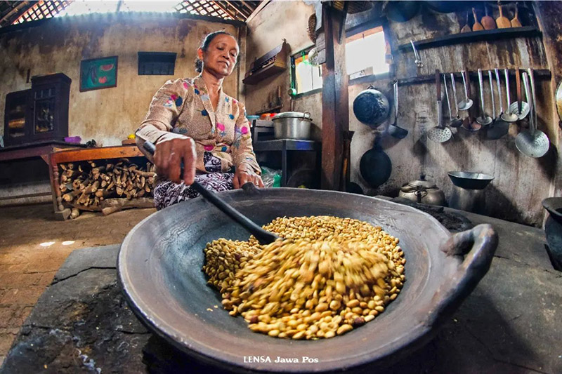 DARI TANAH LIAT: Wajan gerabah ukuran sedang sangat cocok untuk proses sangrai biji kopi.