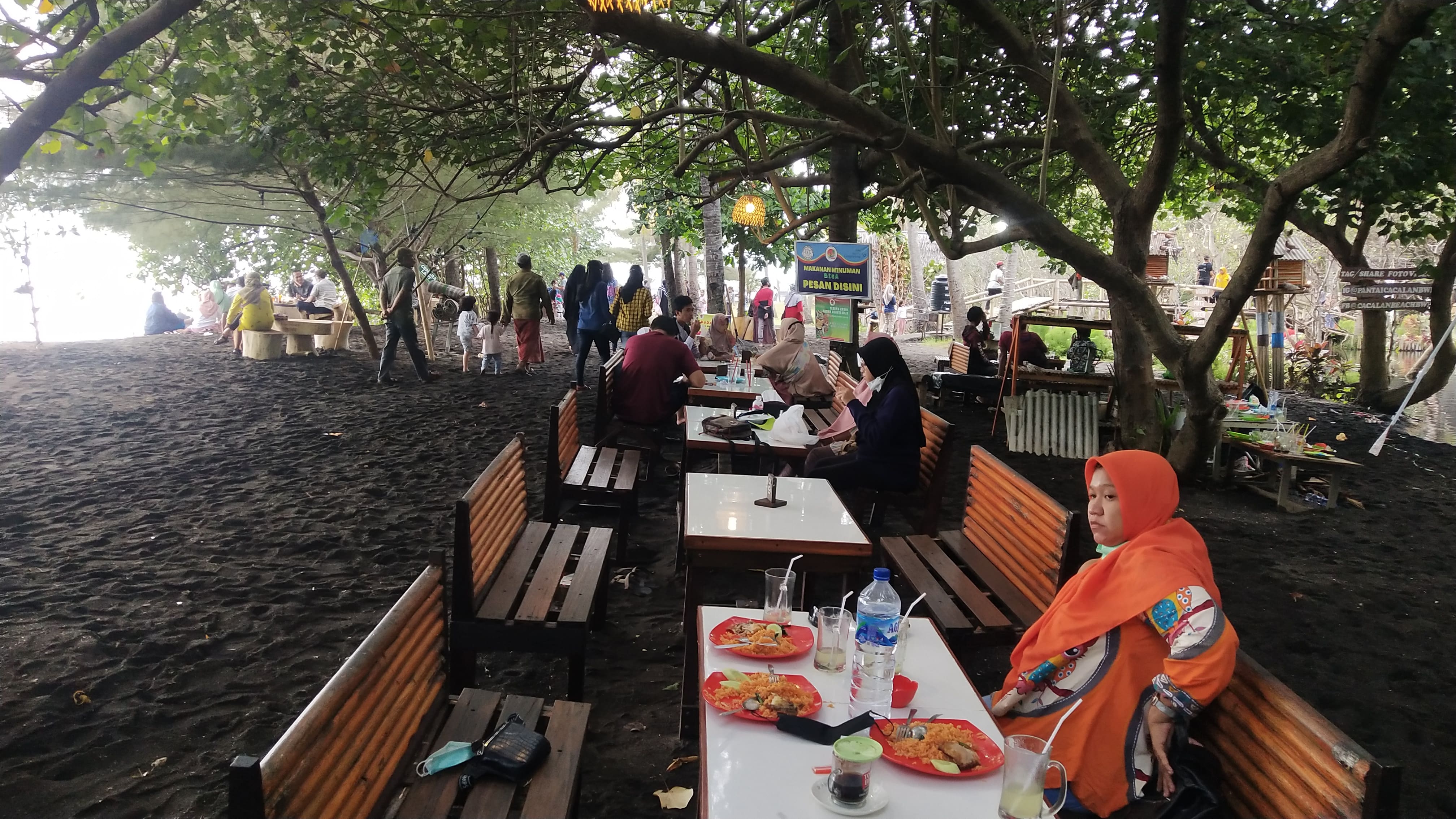 RINDANG: View Selat Bali dipadu dengan sajian kuliner di Pantai Cacalan lokasi ini bisa menjadi pilihan alternatif berbuka puasa