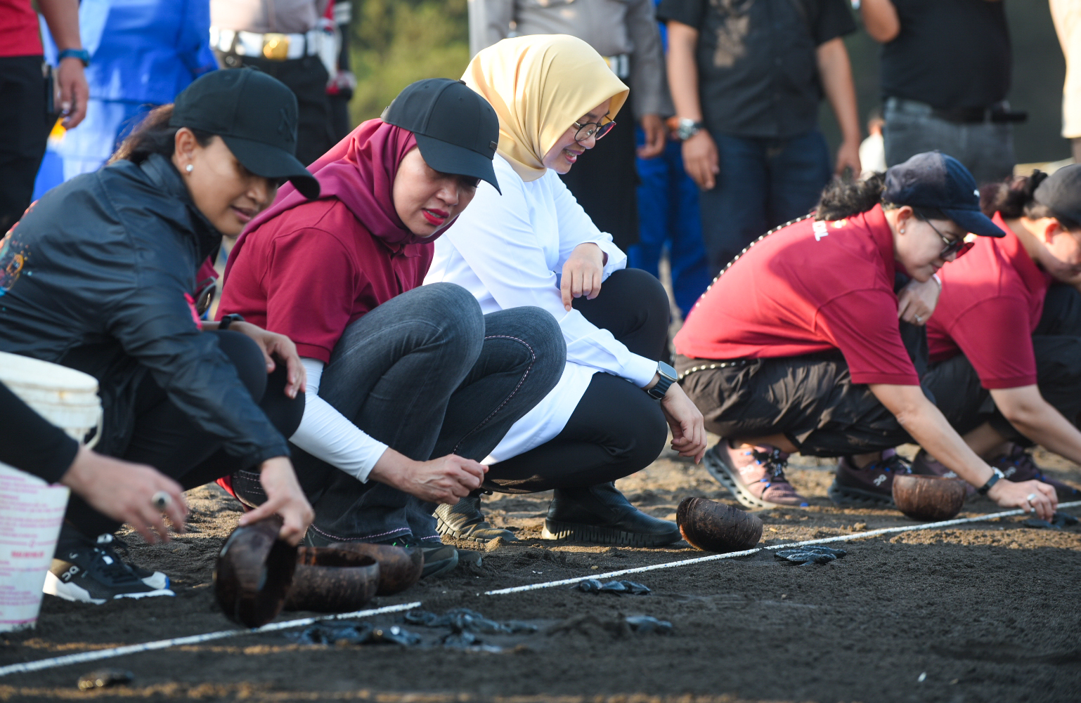 KONSERVASI PENYU: Pantai Cemara selain bisa menjadi lokasi pilihan menunggu berbuka juga menawarkan edukasi bagi pengunjungnya.
