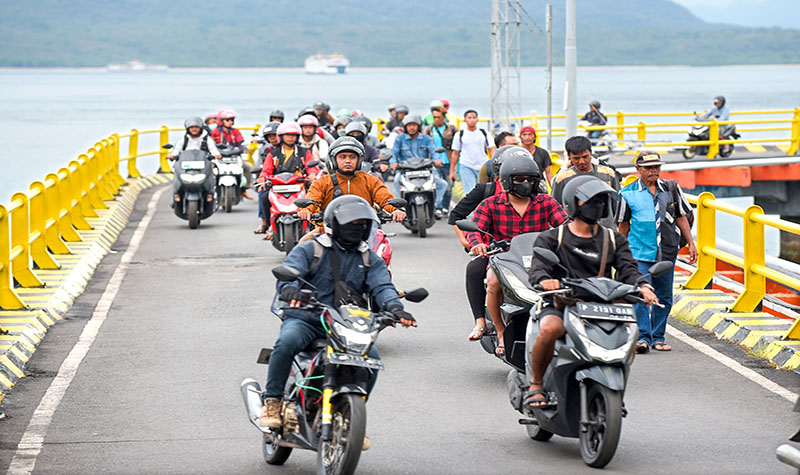 NYEBERANG: Perantau di Bali memilih pulang ke kampung halaman saar prosesi Nyepi di Bali.