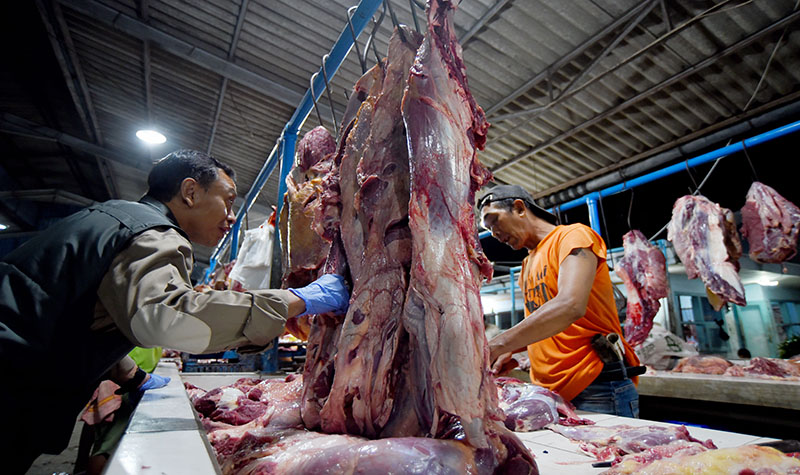 SIDAK: Petugas Dispertan mengecek kualitas daging sapi di Pasar Blambangan menjelang Idul Fitri 1445 H.