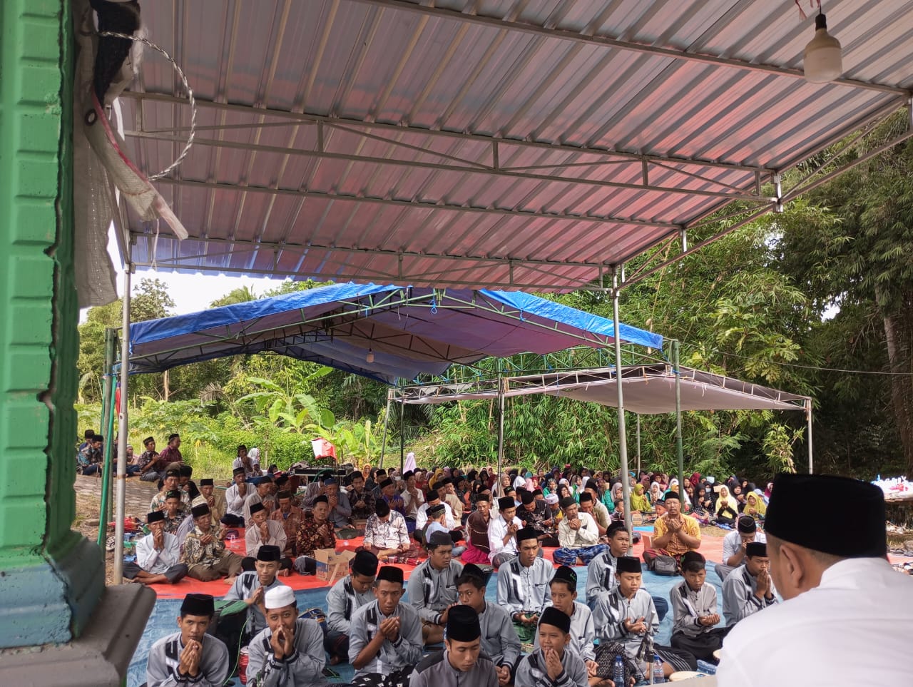 KHIDMAT: Warga Dusun Sumberjeruk, Desa Tamanagung, Kecamatan Cluring menggelar doa bersama di TPU Tamansurga yang ada di kampungnya Minggu (10/3)