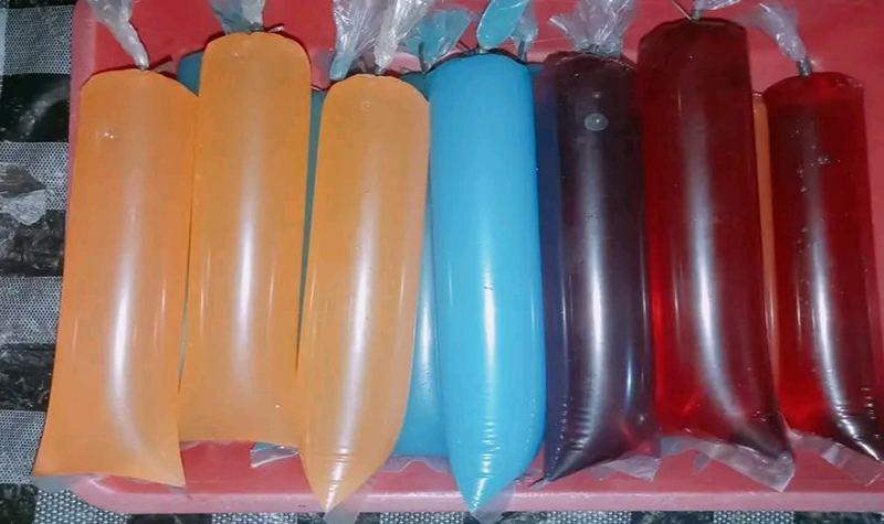 BANYAK PILIHAN: Es lilin sirup punya banyak variasi rasa.