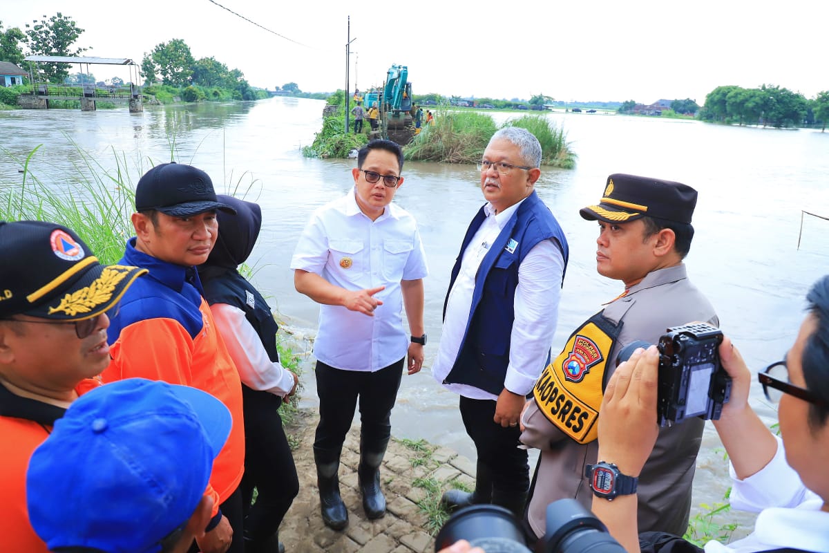 TINJAU LOKASI: Pj Gubernur Adhy mengingatkan masyarakat akan potensi bencana.