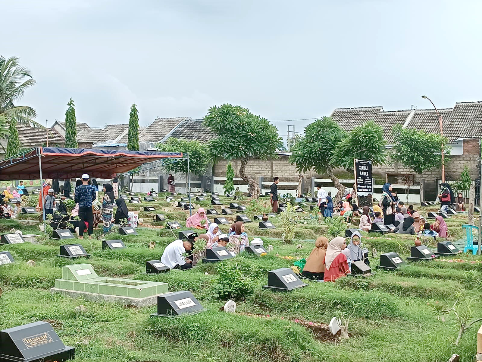 NYEKAR: Mengawali  bulan suci Ramadan, warga berziarah ke makam leluhur di TPU Kelurahan Tamanbaru, Banyuwangi, Minggu (10/3).