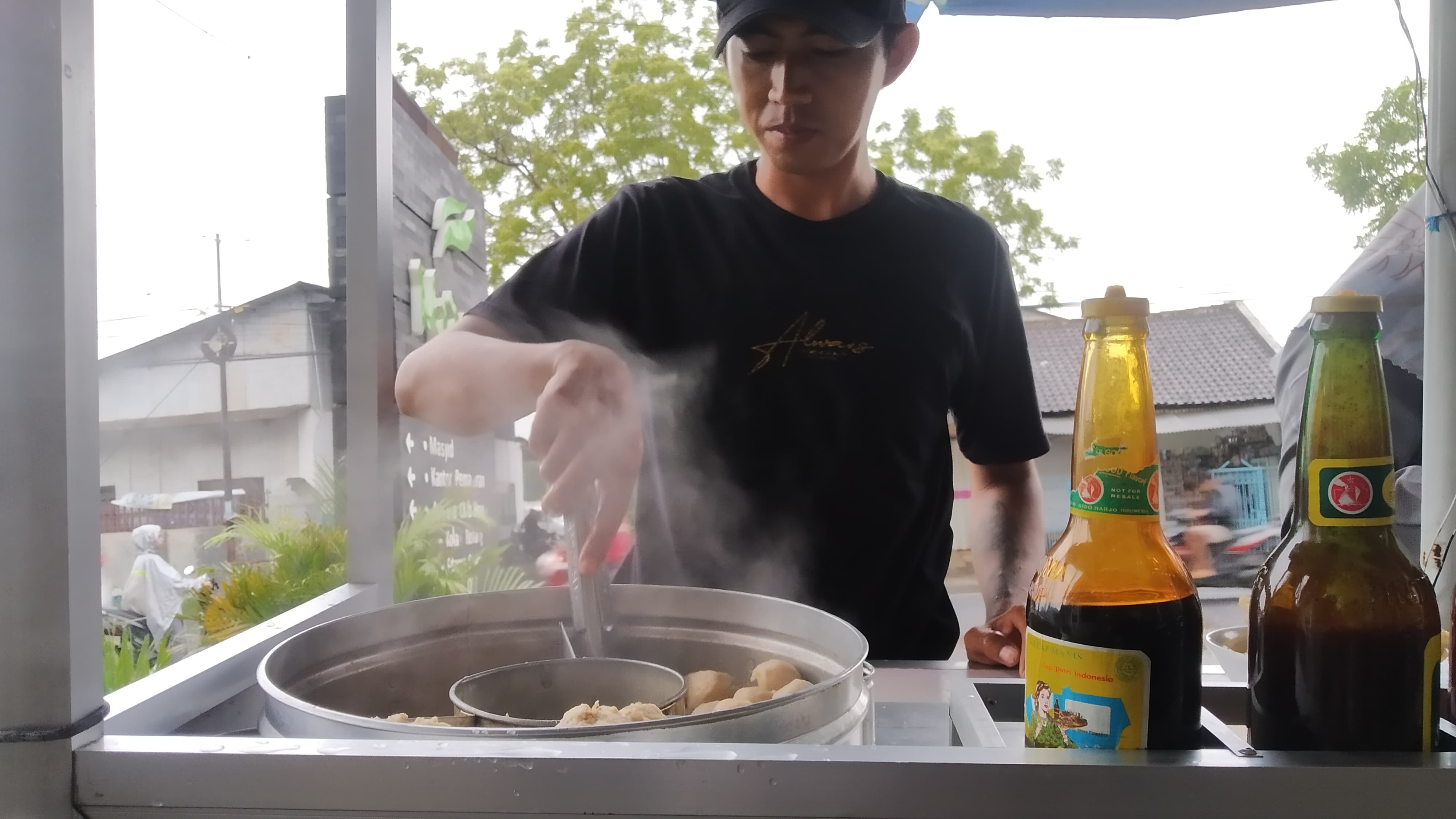 SIAP NAIKKAN HARGA: Penjual bakso menata dagangannya sambil menunggu pembeli di Desa Genteng Kulon, Kecamatan Genteng Minggu (10/3).