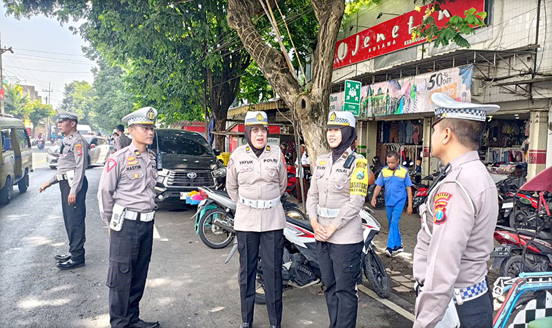 TINJAU LOKASI: Tim Satlantas Polresta Banyuwangi bersama tim Asistensi Black Spot dan Trouble Spot Ditlantas Polda Jatim meninjau jalan raya depan Pasar Rogojampi Jumat (8/3).