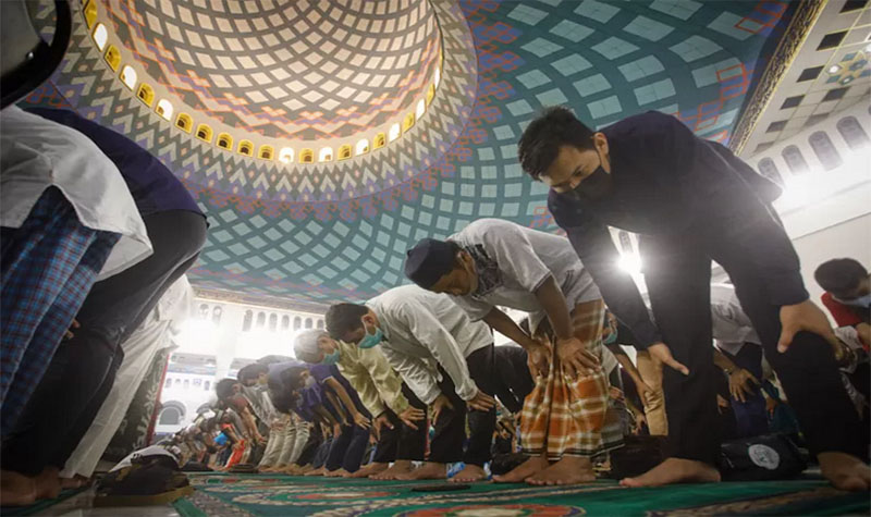 SUNAH: Salat tarawih beda saat posisinya jadi imam, makmum, dan salat sendiri.