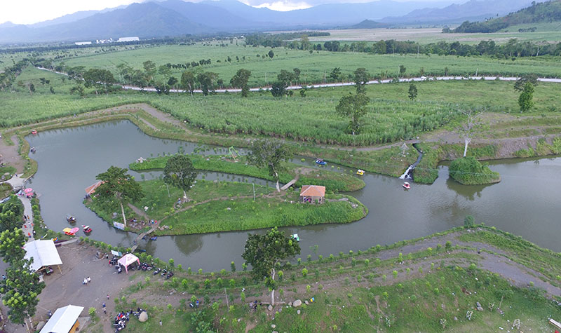 BERBURU COKLAT: Suasana sore di Waduk Sidodadi Glenmore menjadi teman yang cocok untuk menunggu waktu berbuka puasa tiba