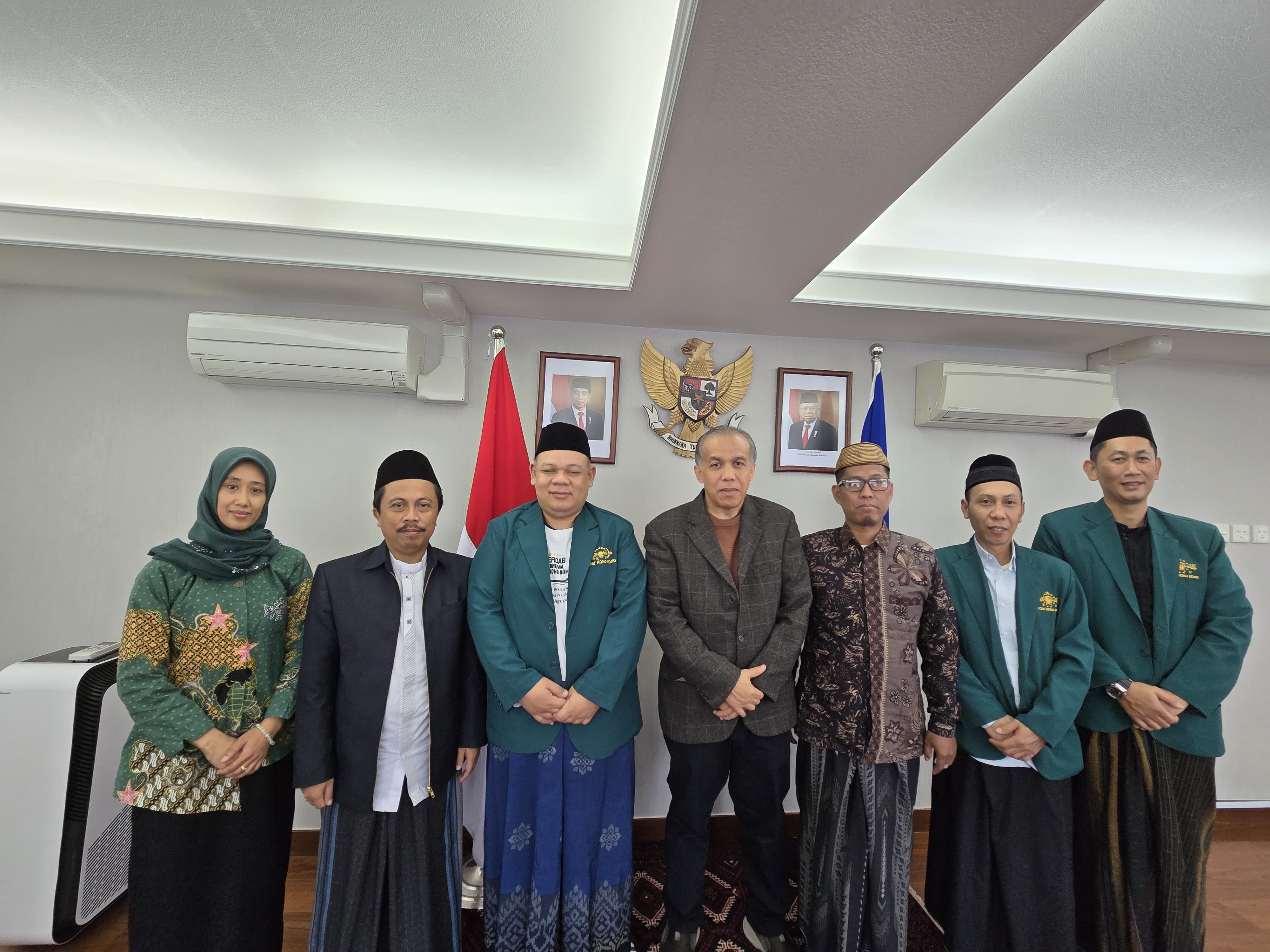 SAMBUT RAMADAN: Rektor IAI Ibrahimy Banyuwangi KH Dr Lukman Hakim bersama KH Moh. Romli selaku Wakil Direktur Womester, dan Duta Besar Hongkong Yul Edison.