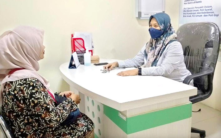 PELAYANAN: dr Fitri Primadiani, SpPD melayani konsultasi pasien di Poliklinik Spesialis Dalam RSU Bhakti Husada, Krikilan, Kecamatan Glenmore.