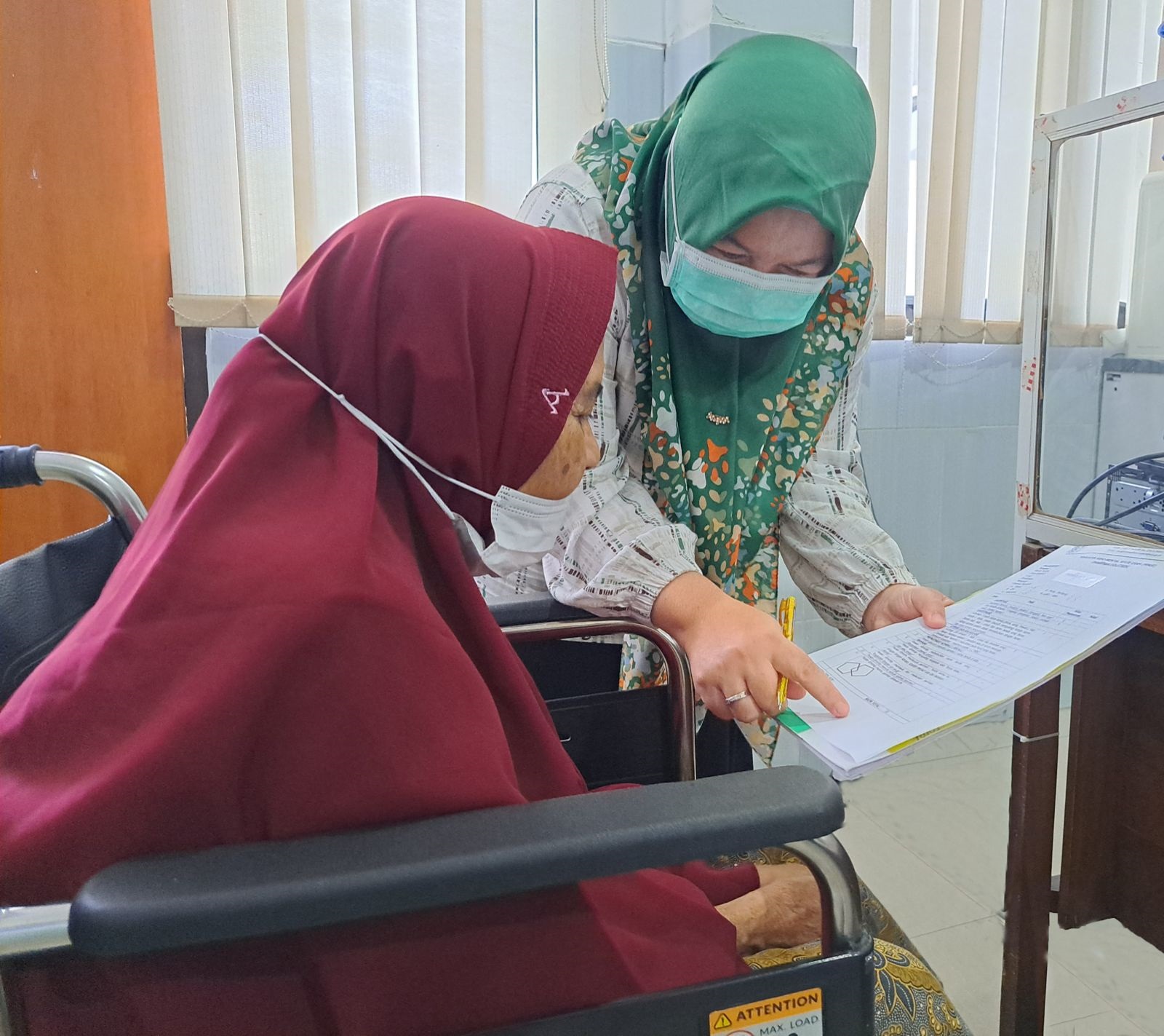 DIAGNOSIS: dr Anisa Khoiriyah SpN menunjukkan hasil pemeriksaan MMSE pada pasien di Poli Syaraf RSUD Genteng.