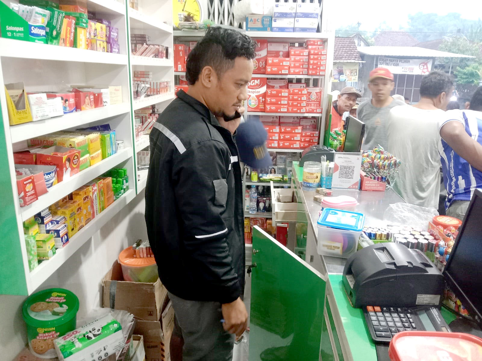 PERIKSA: Anggota Unit Reskrim Polsek Srono melakukan olah TKP pencurian Senin (11/3)