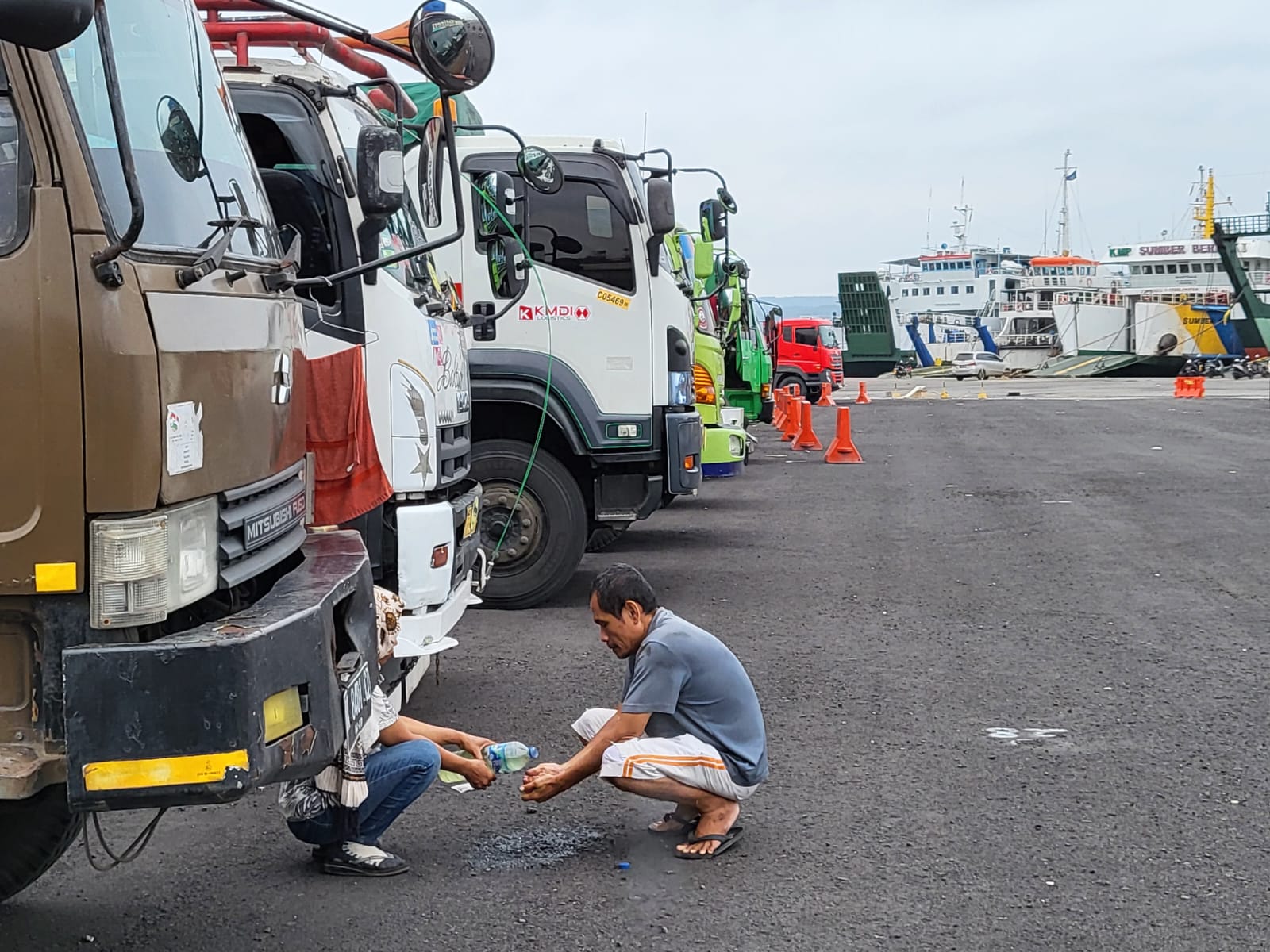 TUNGGU PENYEBERANGAN DIBUKA: Sejumlah kendaraan logistik parkir di dekat dermaga Bulusan dan Terminal Sritanjung Senin (11/3) sembari menunggu Pelabuhan Ketapang kembali dibuka.