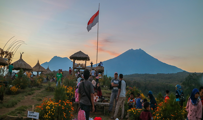 SEGARKAN MATA: Pemandangan laut dan pegunungan tersaji dari Puncak Asmoro.