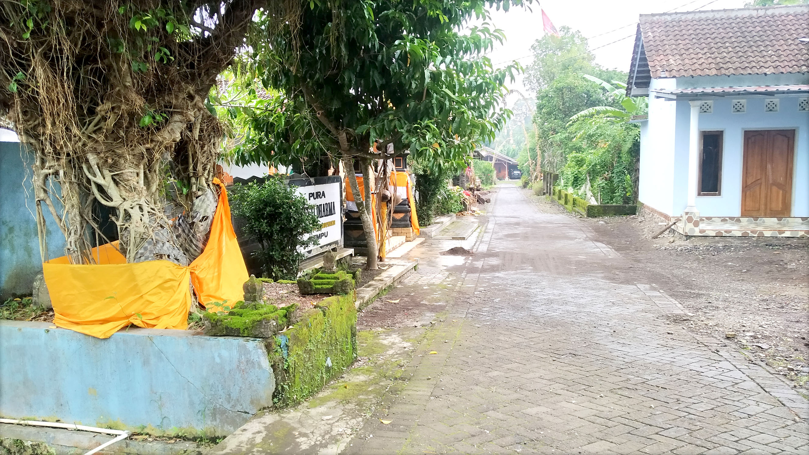 KHIDMAT: Suasana lengang perayaan Nyepi tidak mengurangi toleransi antar umat beragama lainnya. (11/3)
