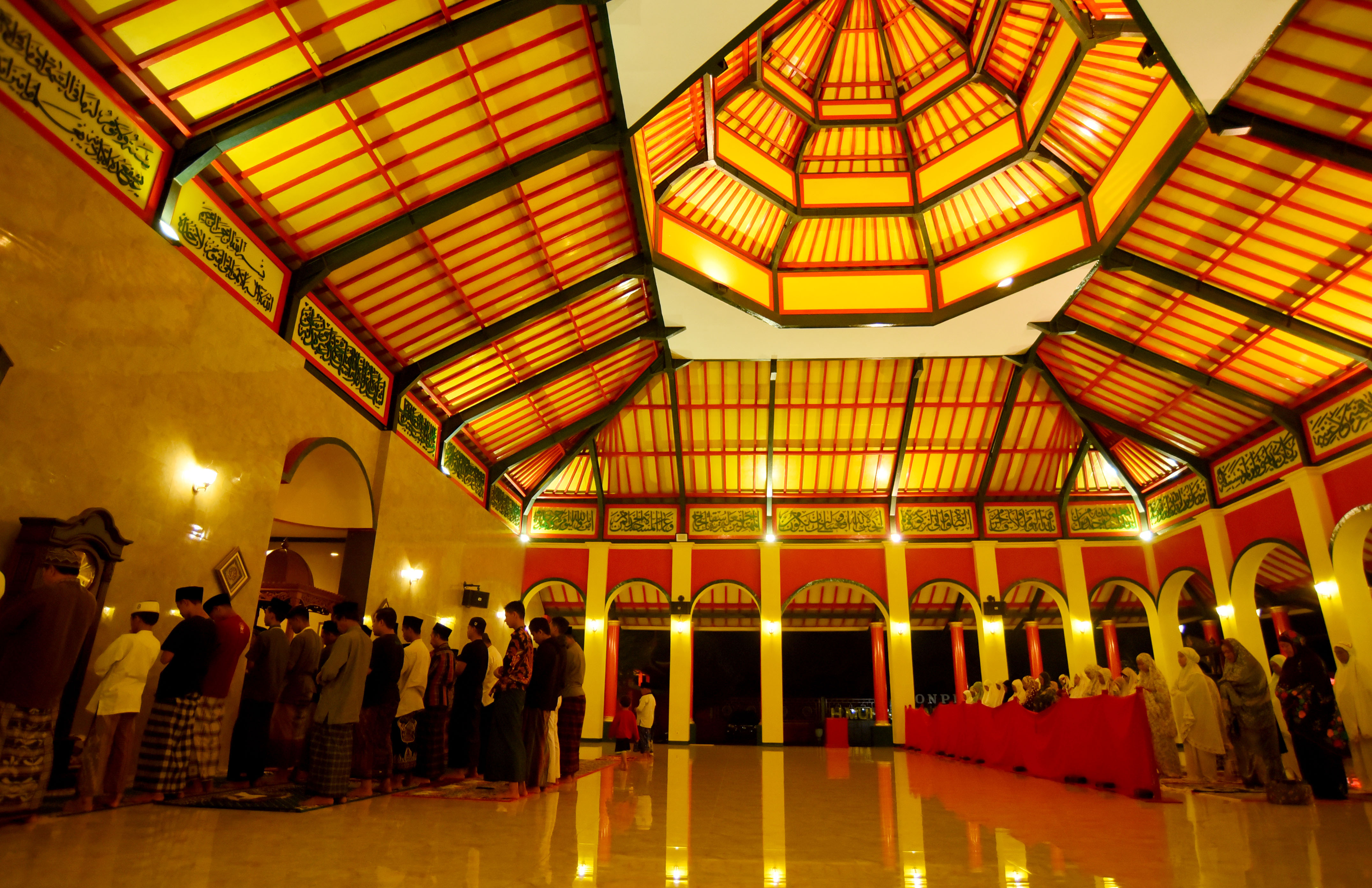SUNAH: Salat tarawih hukumnya sunah dan menjadi amalan yang dikerjakan selama bulan Ramadan.
