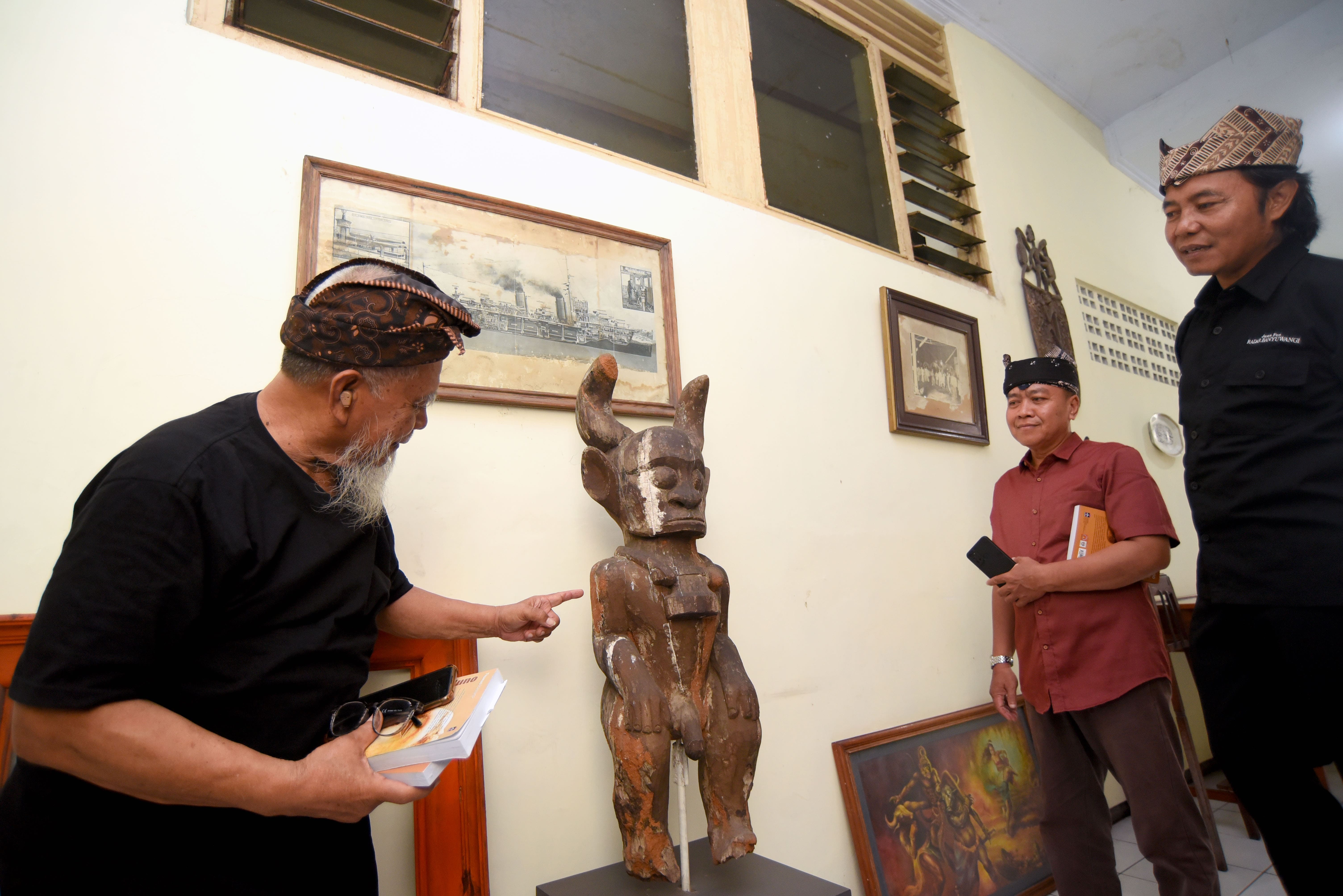 BERNILAI SEJARAH: Thomas Racharto (kiri) menunjukkan salah satu patung koleksi Omahesum kepada Ketua DKB Hasan Basri (tengah) dan Dewan Pengarah DKB Samsudin Adlawi (kanan).