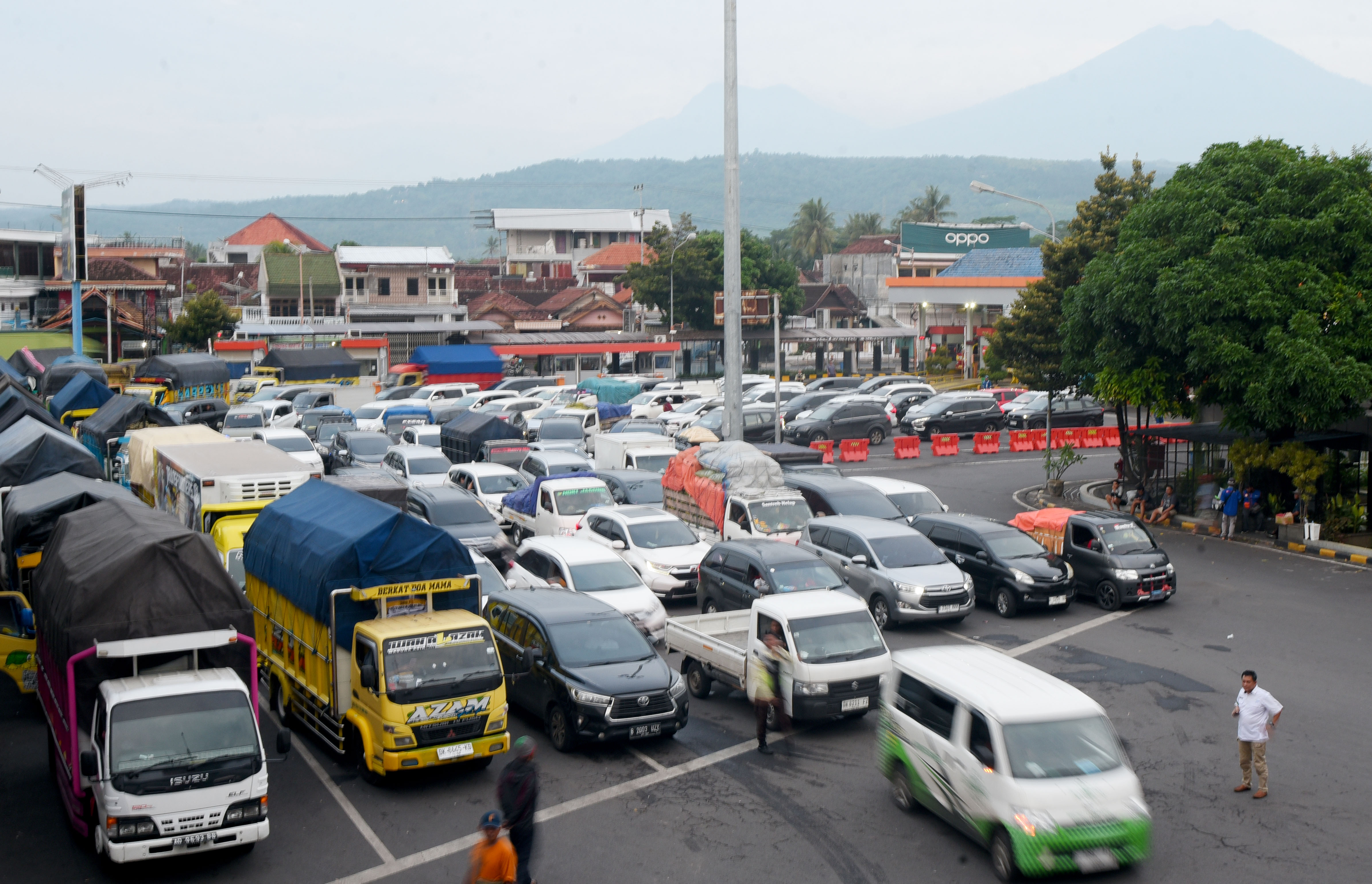 ANTRE MASUK KAPAL: Kendaraan pribadi menumpuk di parkiran Pelabuhan ASDP Ketapang, Selasa (12/3).  Tingginya volume kendaraan yang hendak menyeberang ditambah adanya cuaca ekstrem
